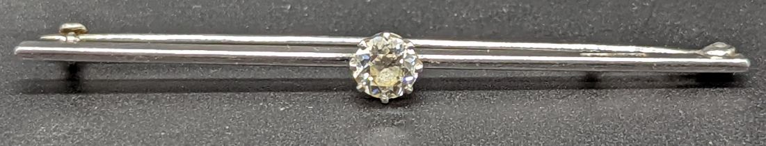 An 18ct white gold and platinum single diamond bar brooch, 0.5cts, L.6.5cm