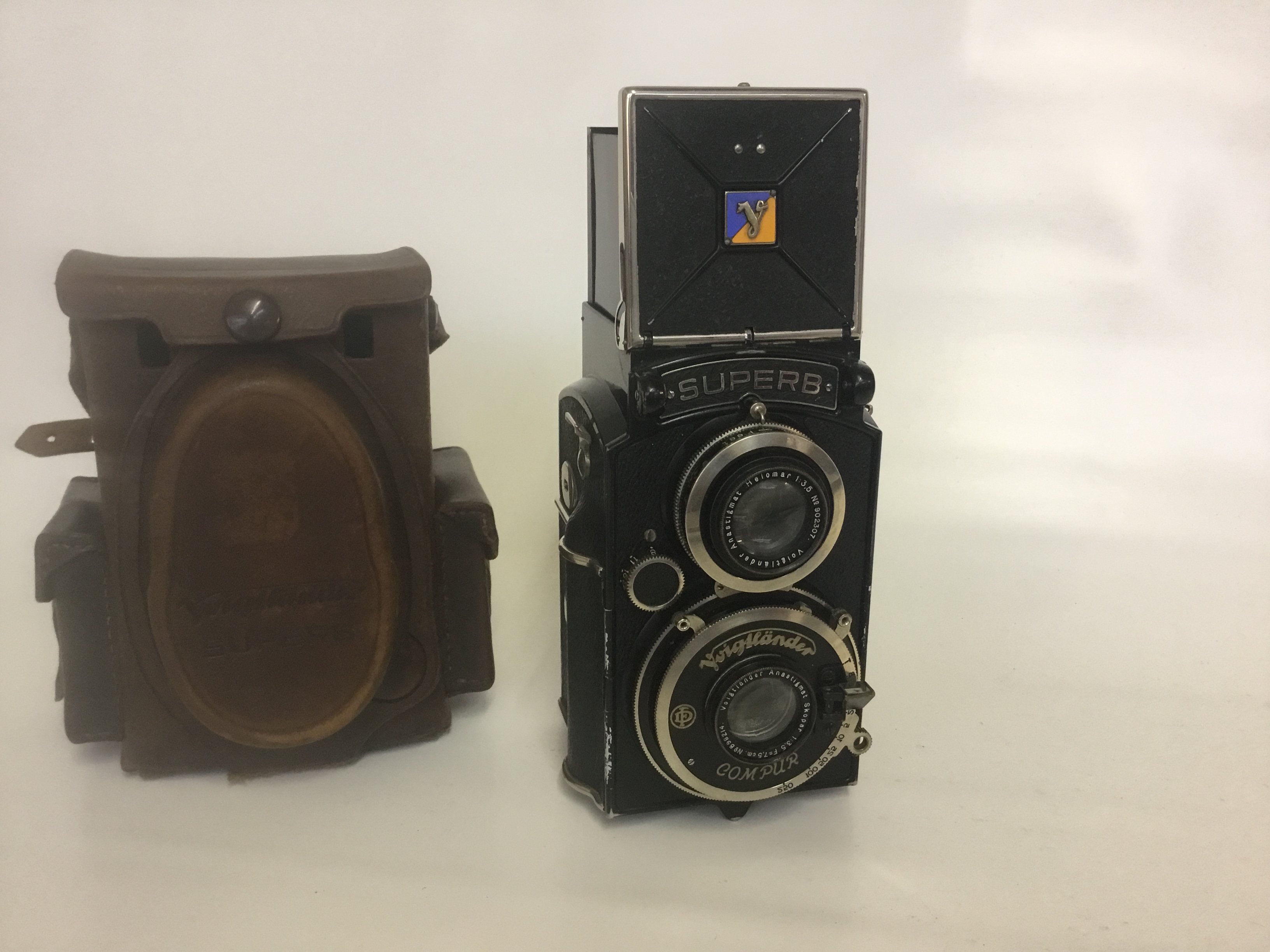 Voigtlander Superb TLR Lens: 75mm Skopar Accessories: Leather Case Age of Item: 1933