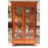 Vitrine im Biedermeier-Stil