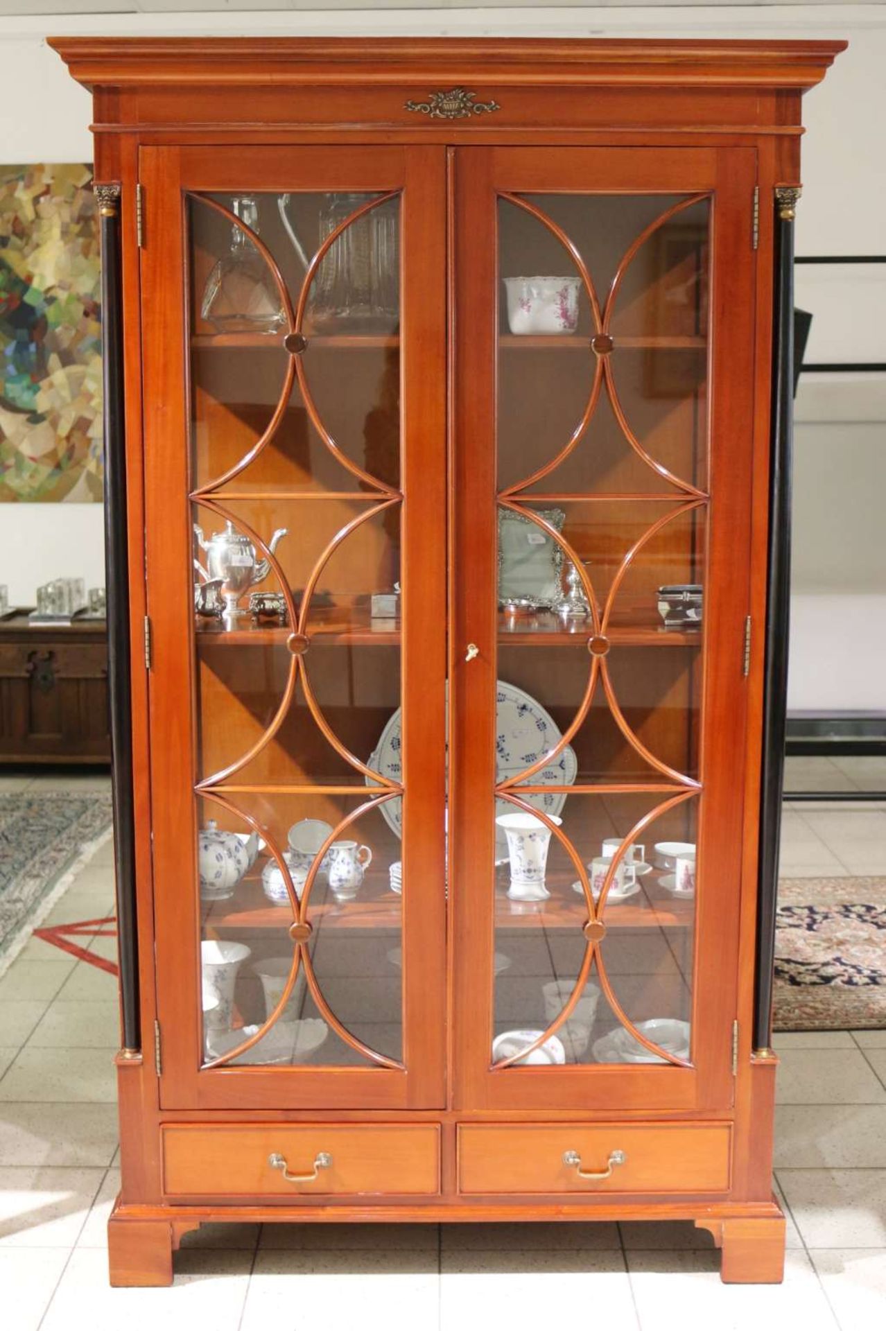 Vitrine im Biedermeier-Stil