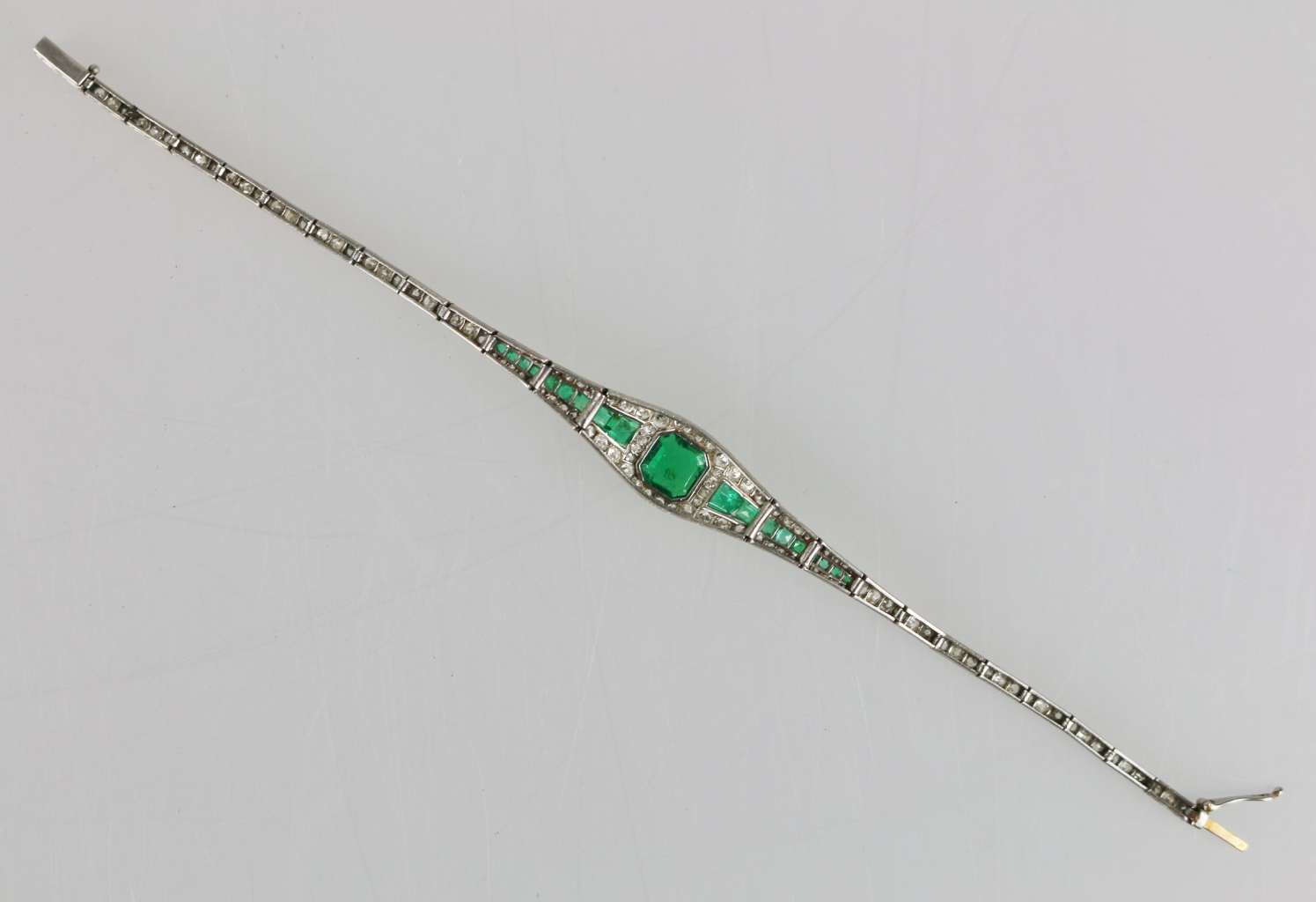 Art Déco Platin-Armband mit Smaragden und Diamanten - Image 3 of 6