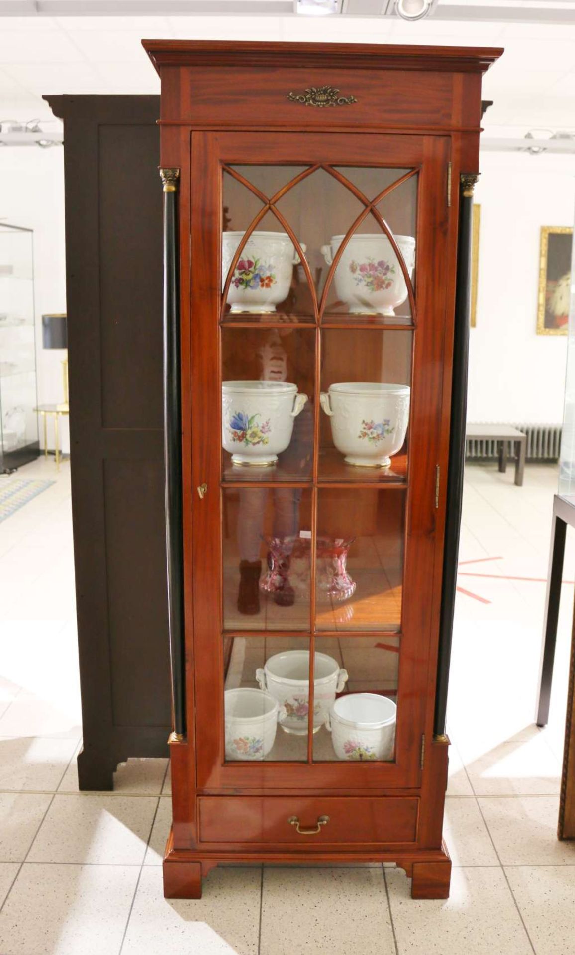 Vitrine im Biedermeier-Stil