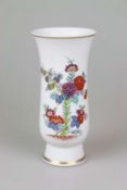Meissen Vase, Kakiemon Dekor mit Schmetterling