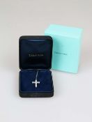 Tiffany & Co. Kreuz-Anhänger in Platin mit Brillanten