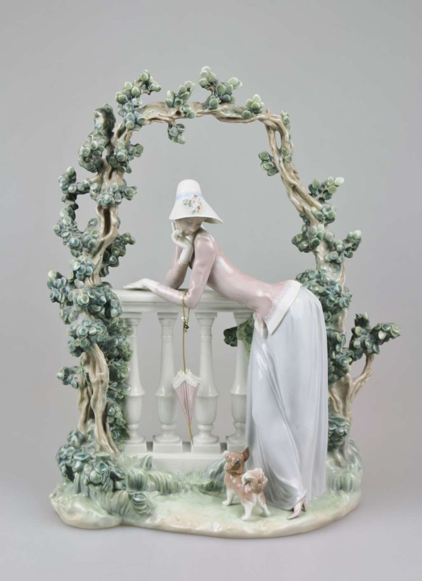 Lladro, Frau an Balustrade angelehnt