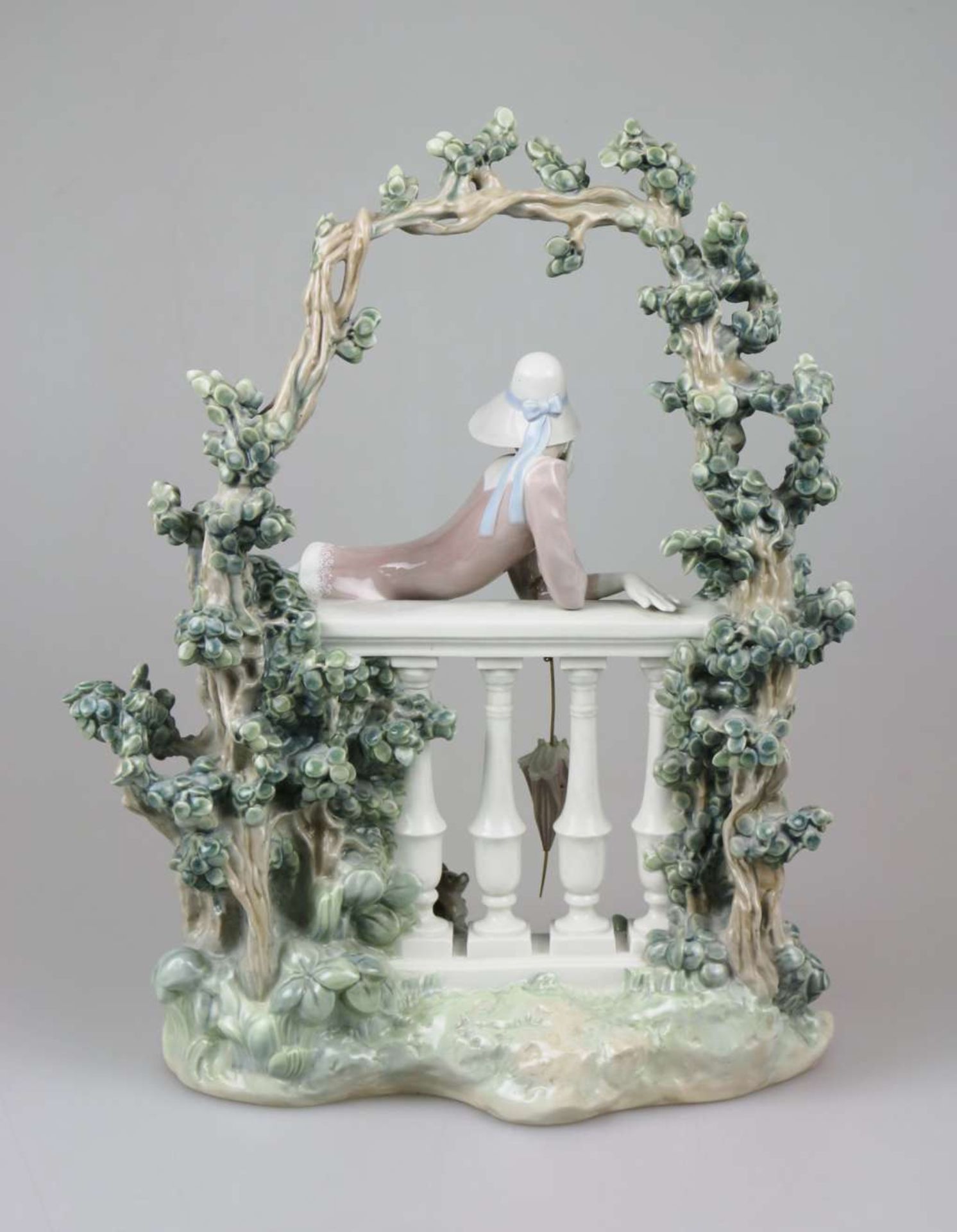 Lladro, Frau an Balustrade angelehnt - Image 3 of 4