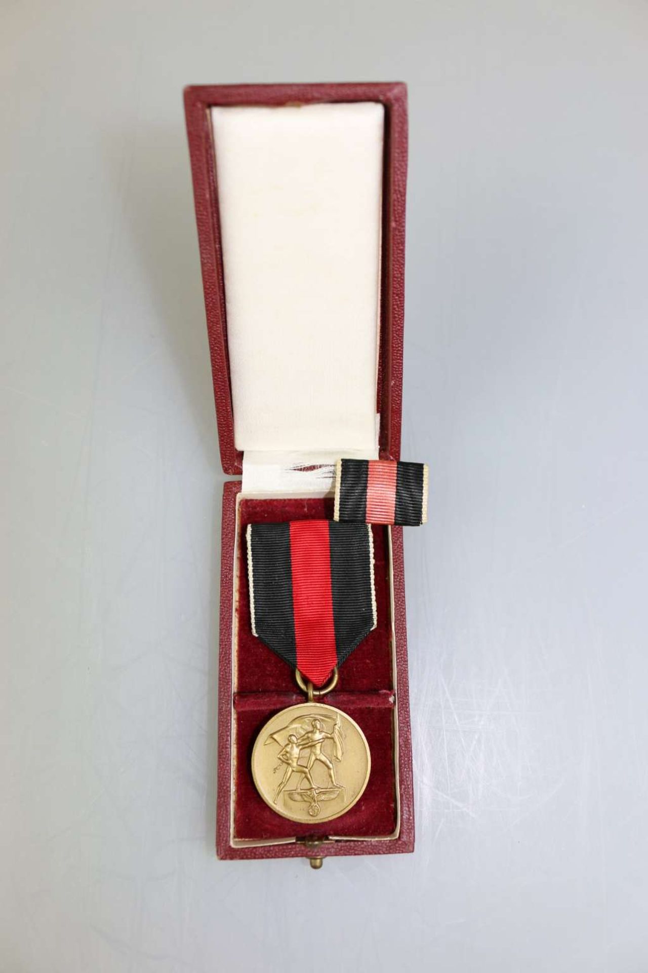 Sudetenlandmedaille am Band im Etui - Bild 2 aus 3