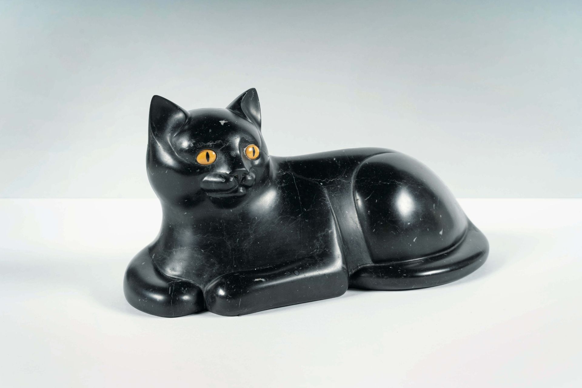 François-Xavier Lalanne, Le chat.Marble. (Around 1990). Ca. 15 x 31 x 16 cm. A numbered copy from an