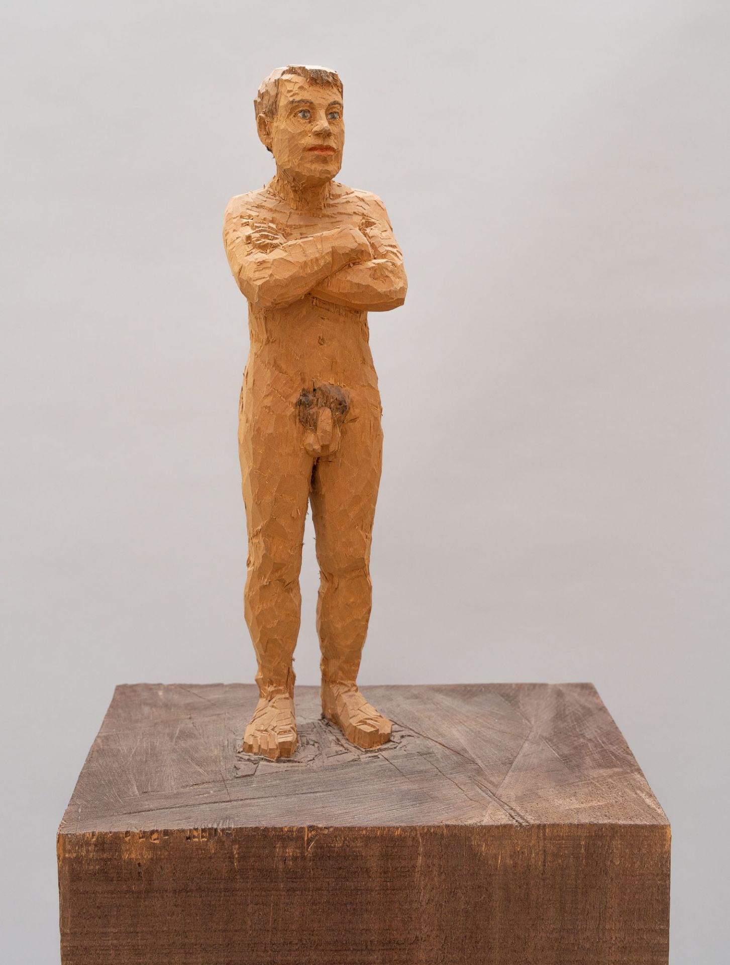 Stephan Balkenhol, 3 male nudes.3 figural columns. Coihue southern beech, partially polychrome. ( - Image 2 of 10