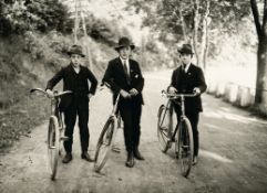 August Sander – Drei Jungbauern mit Fahrrädern (Three young farmers with bicycles)