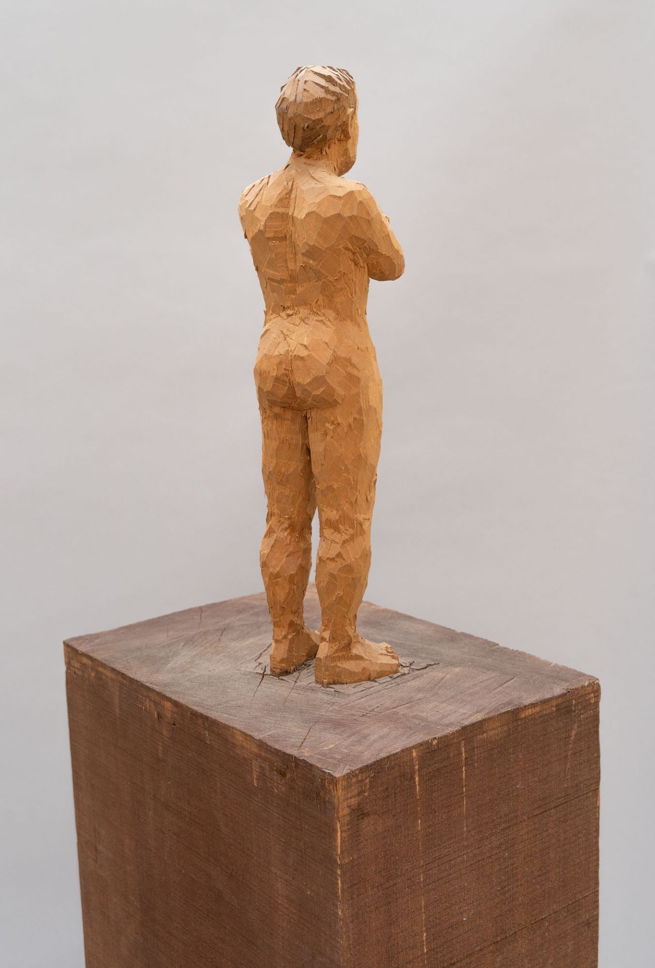 Stephan Balkenhol, 3 male nudes.3 figural columns. Coihue southern beech, partially polychrome. ( - Image 4 of 10