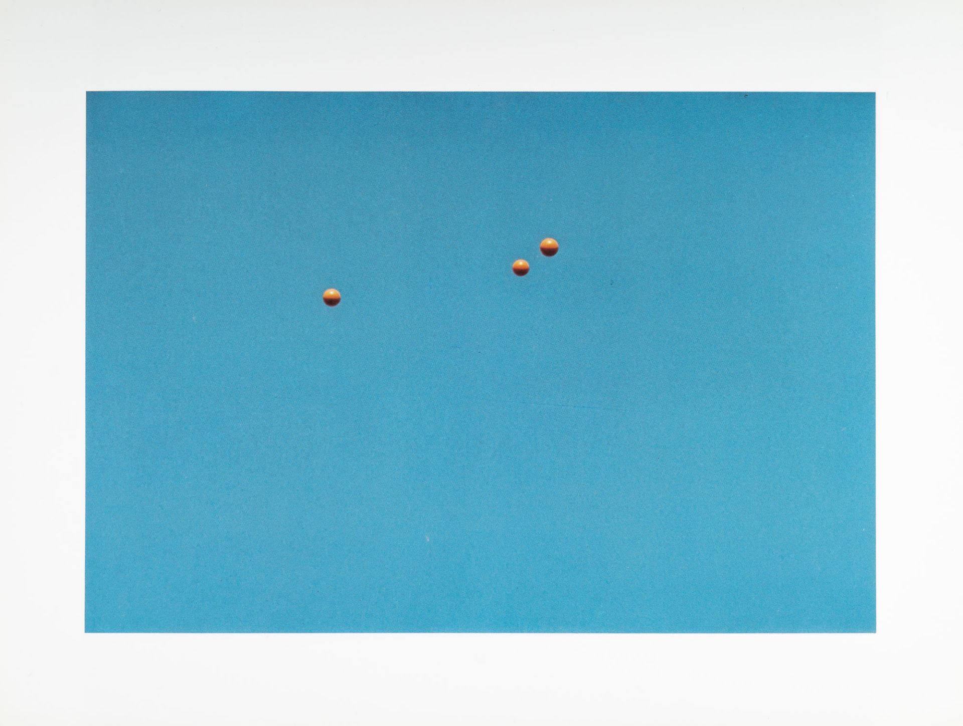 John Baldessari – Throwing three balls in the air to get a straight line (Best of thirty-six attempt