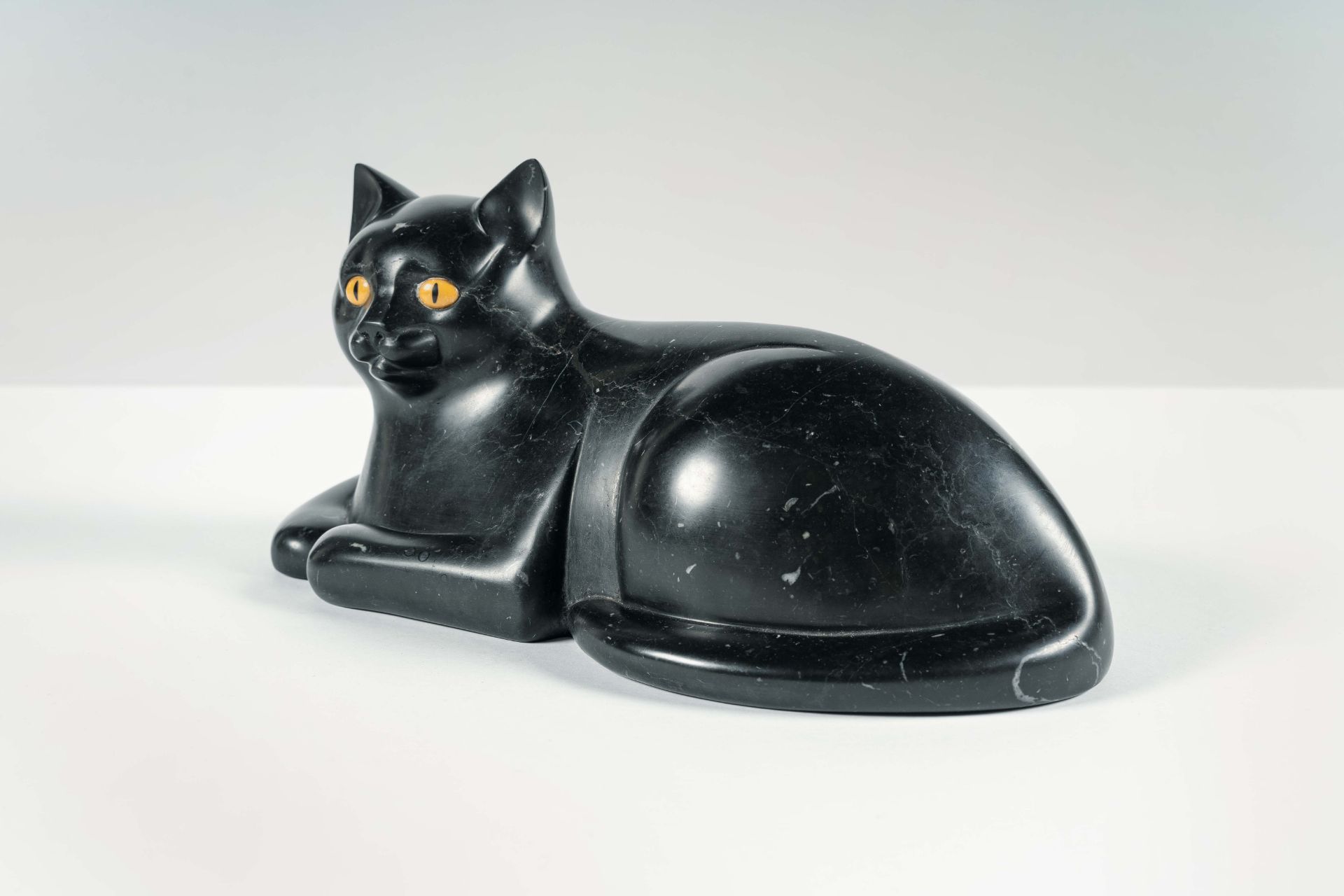 François-Xavier Lalanne, Le chat.Marble. (Around 1990). Ca. 15 x 31 x 16 cm. A numbered copy from an - Image 3 of 6