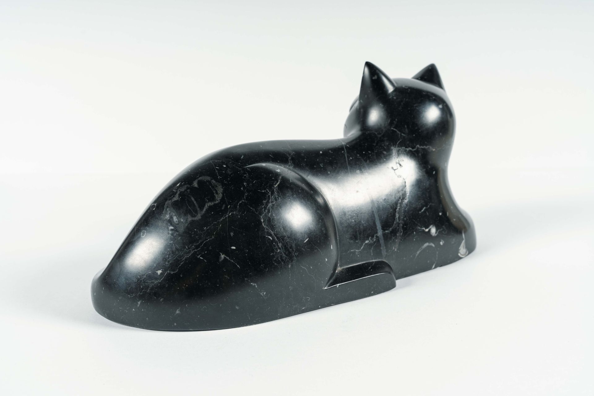 François-Xavier Lalanne, Le chat.Marble. (Around 1990). Ca. 15 x 31 x 16 cm. A numbered copy from an - Image 6 of 6