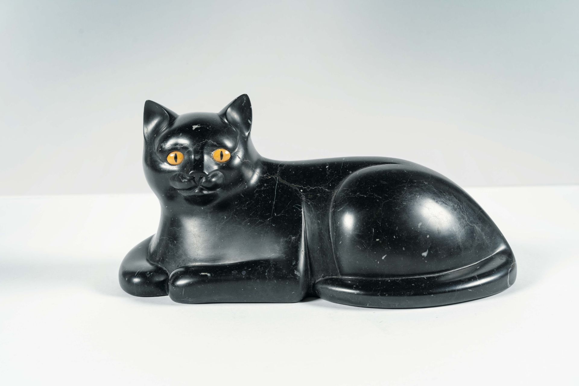 François-Xavier Lalanne, Le chat.Marble. (Around 1990). Ca. 15 x 31 x 16 cm. A numbered copy from an - Image 2 of 6