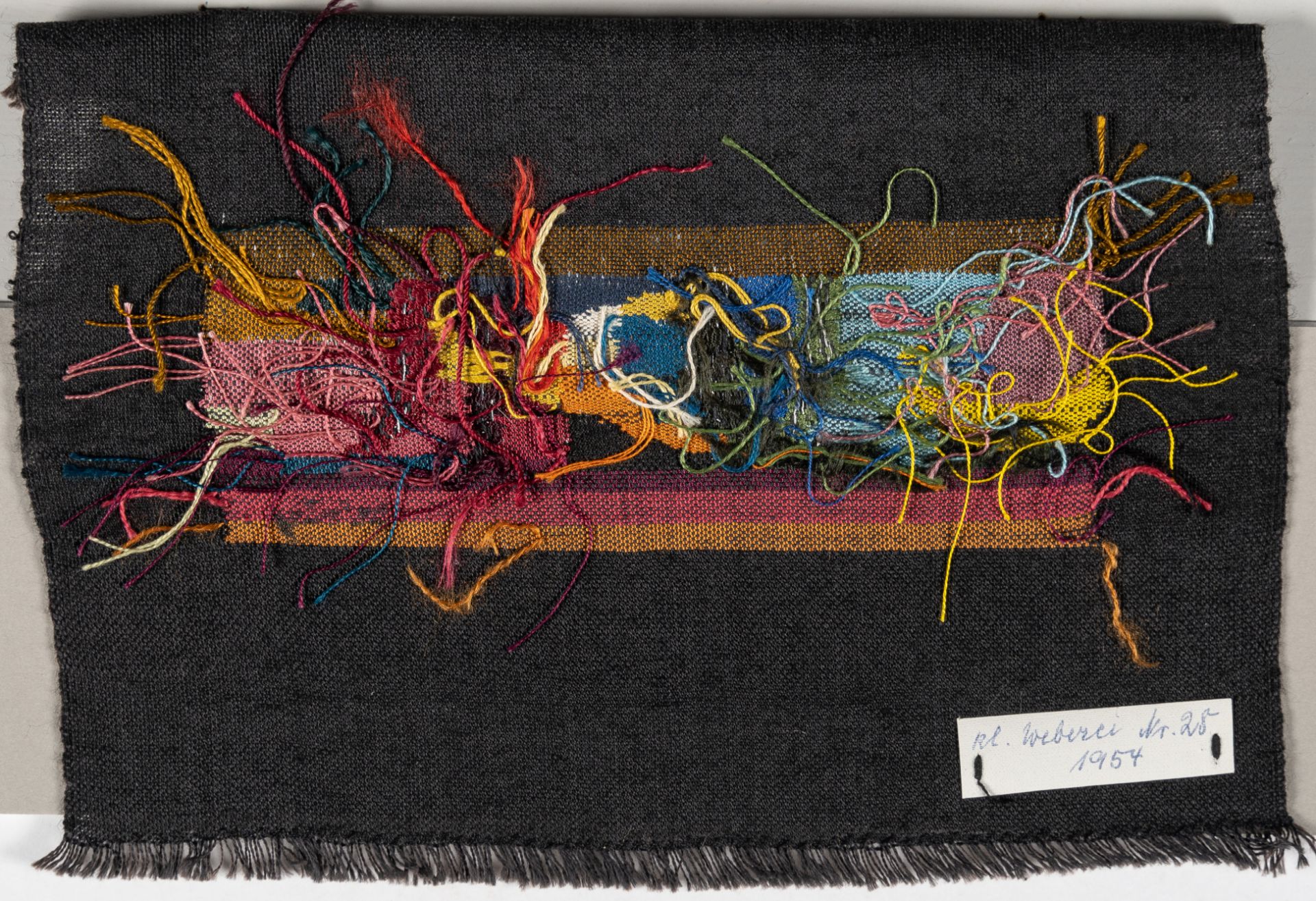 Woty Werner, Small weaving, No. 28.Woven wool. (1954). Ca. 18 x 23 cm. Signed lower right and titled - Image 3 of 3