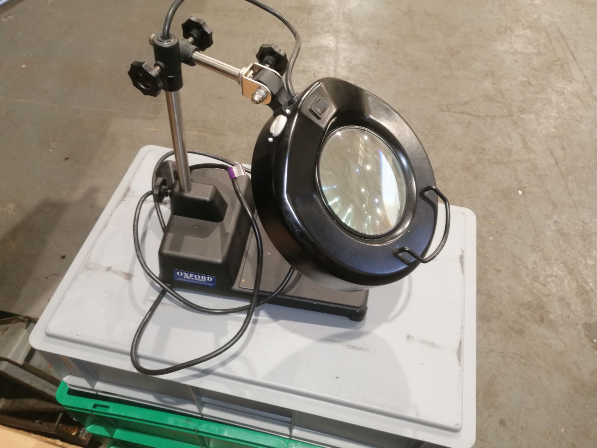 240v Light Up Magnifier (Please Note: Plastic Container Boxes Are Not Included) - Image 3 of 5