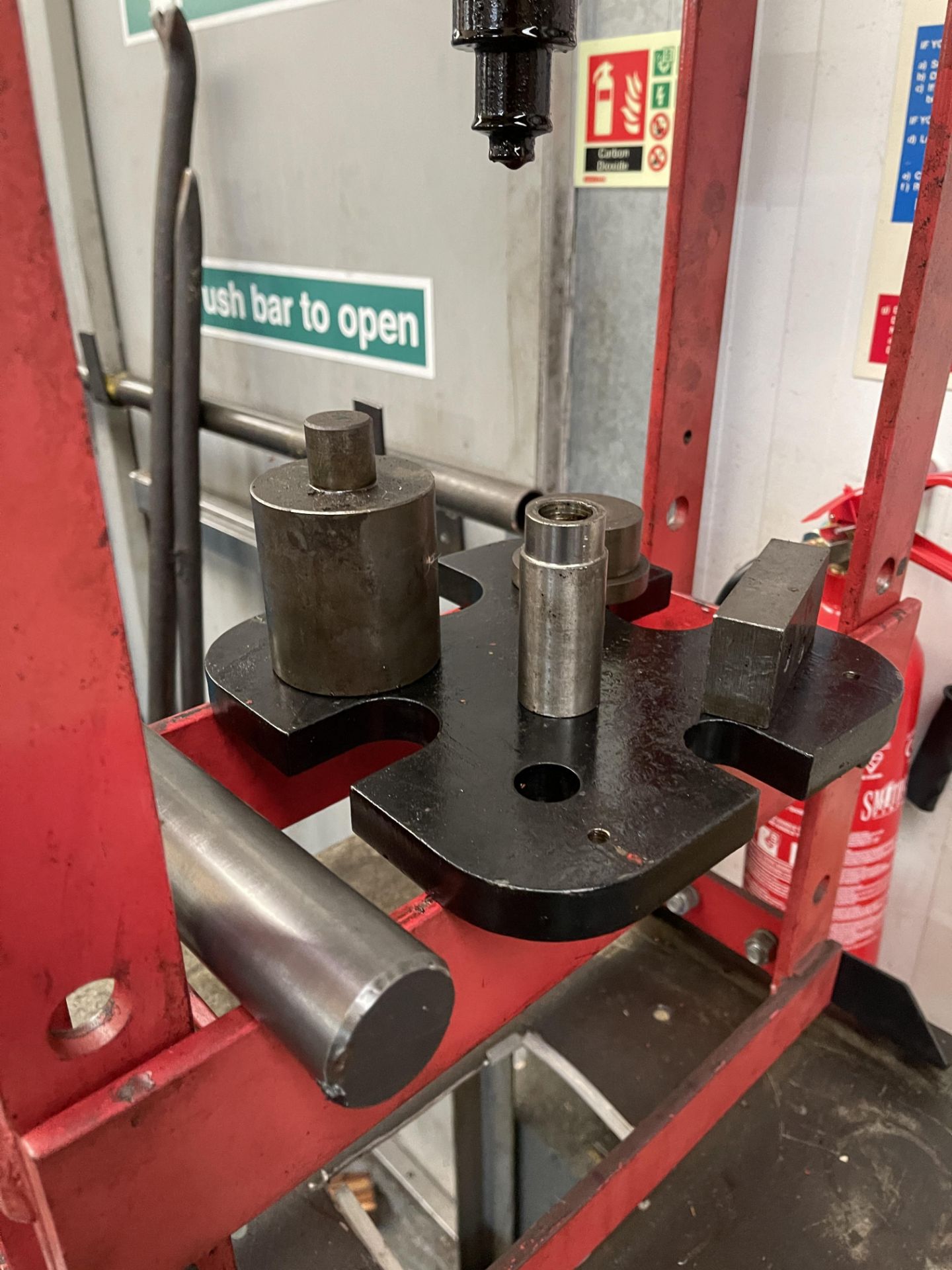 Yale 10 Tonne Hydraulic Workshop Press with Hand Pump and Attachments - Image 6 of 7