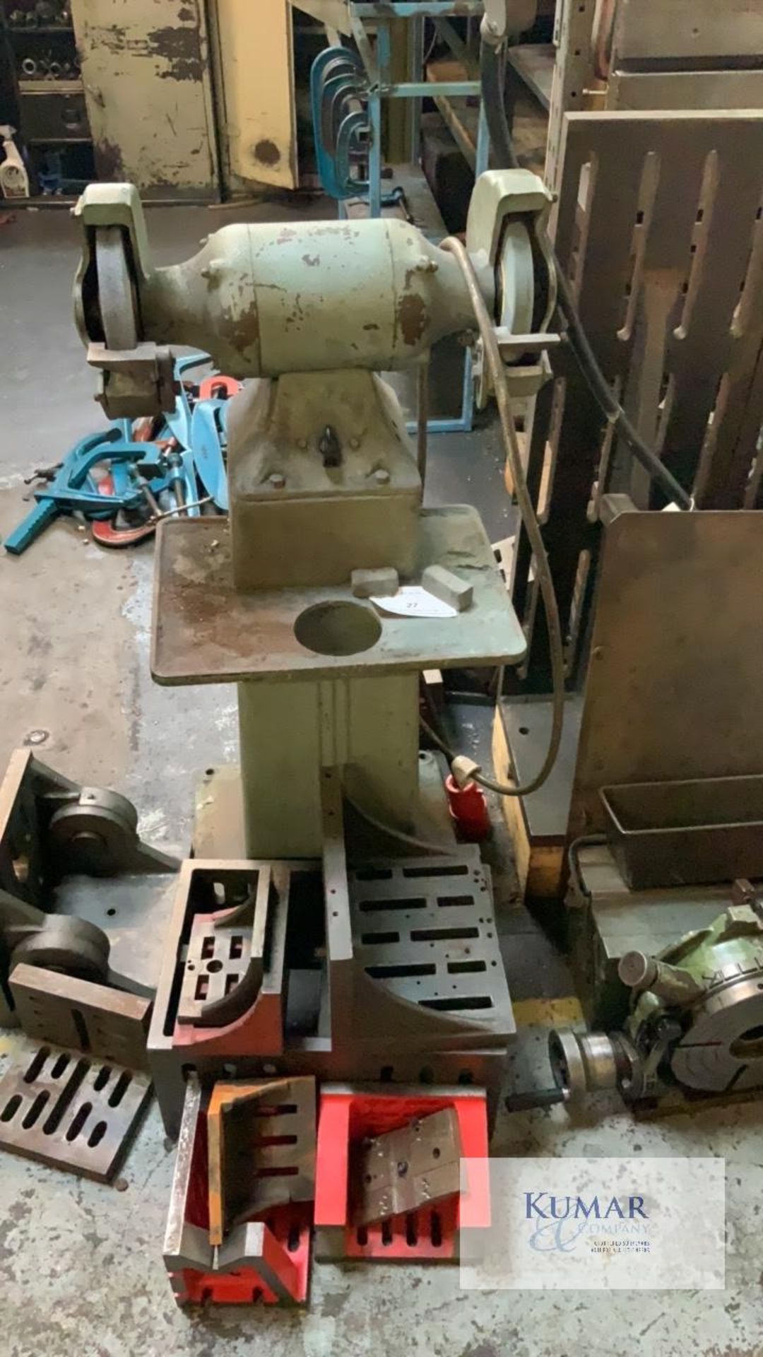 Twin head pedestal grinder