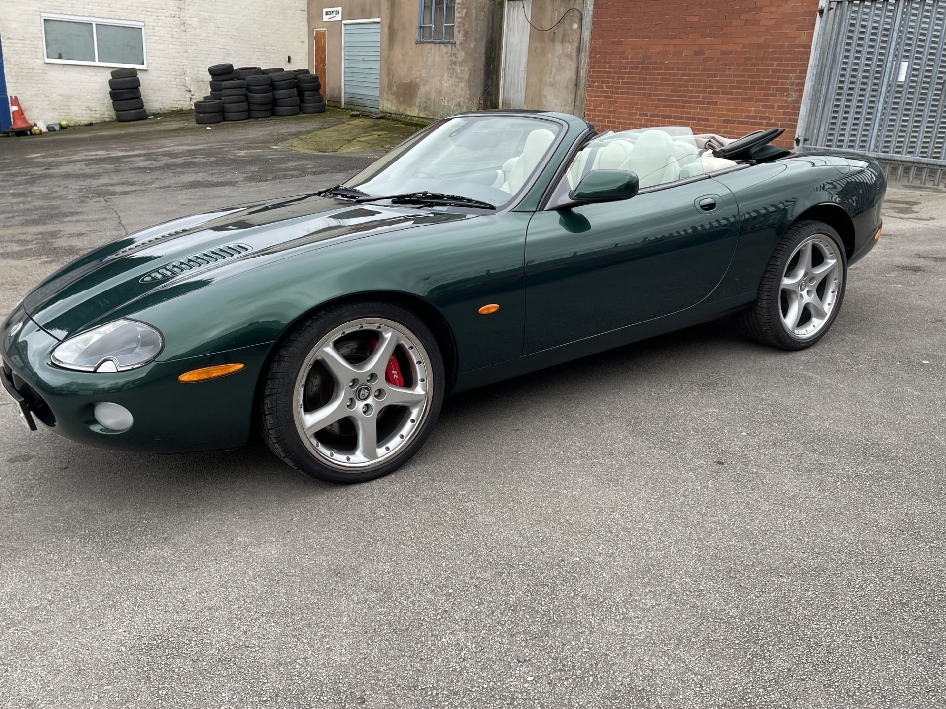 Stunning - Jaguar XKR V8 Supercharged Convertible - British Racing Green - Image 50 of 133