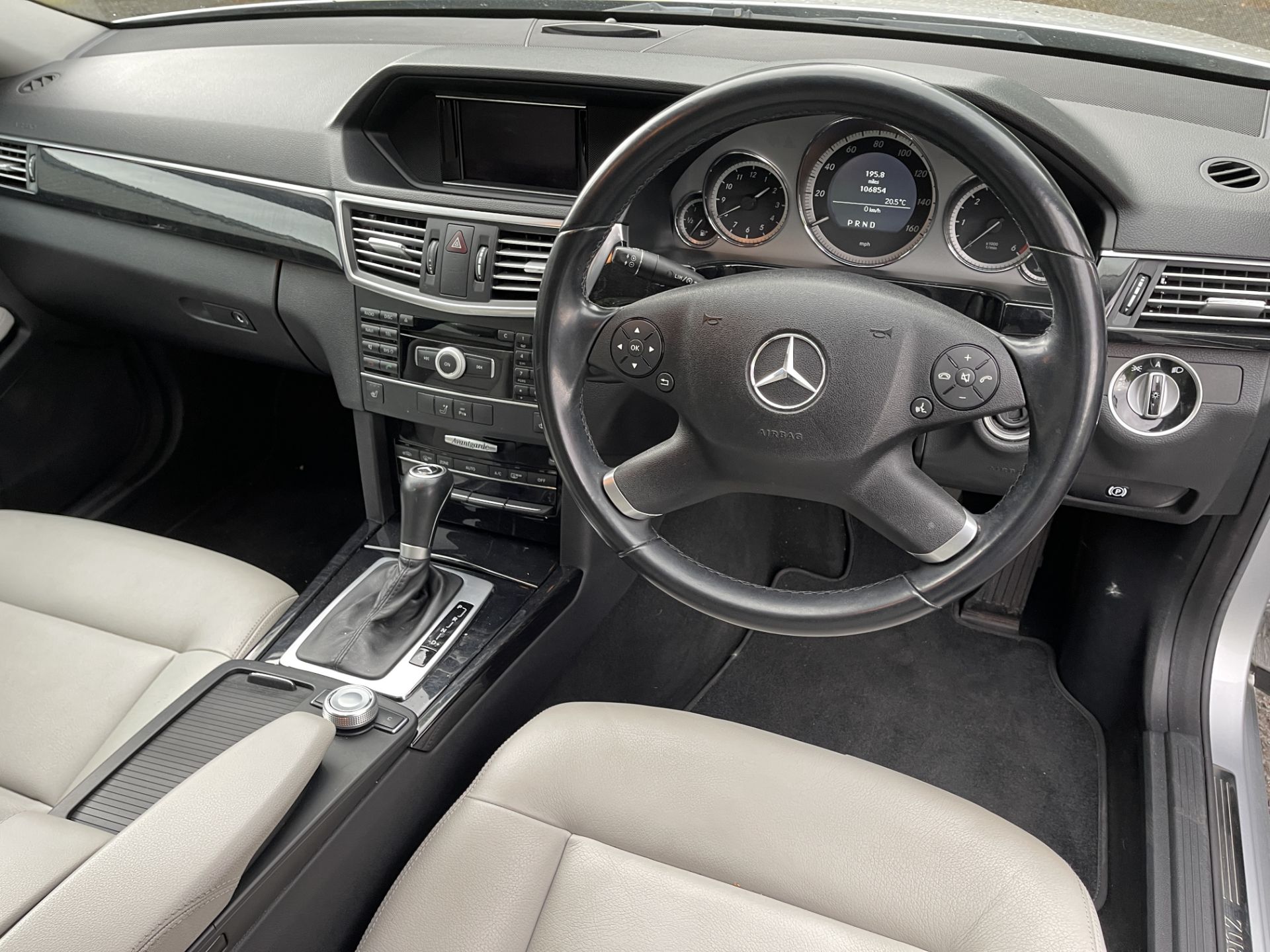 2011 - Mercedes Benz E220 CDI Avantgarde Automatic Saloon - Image 14 of 38