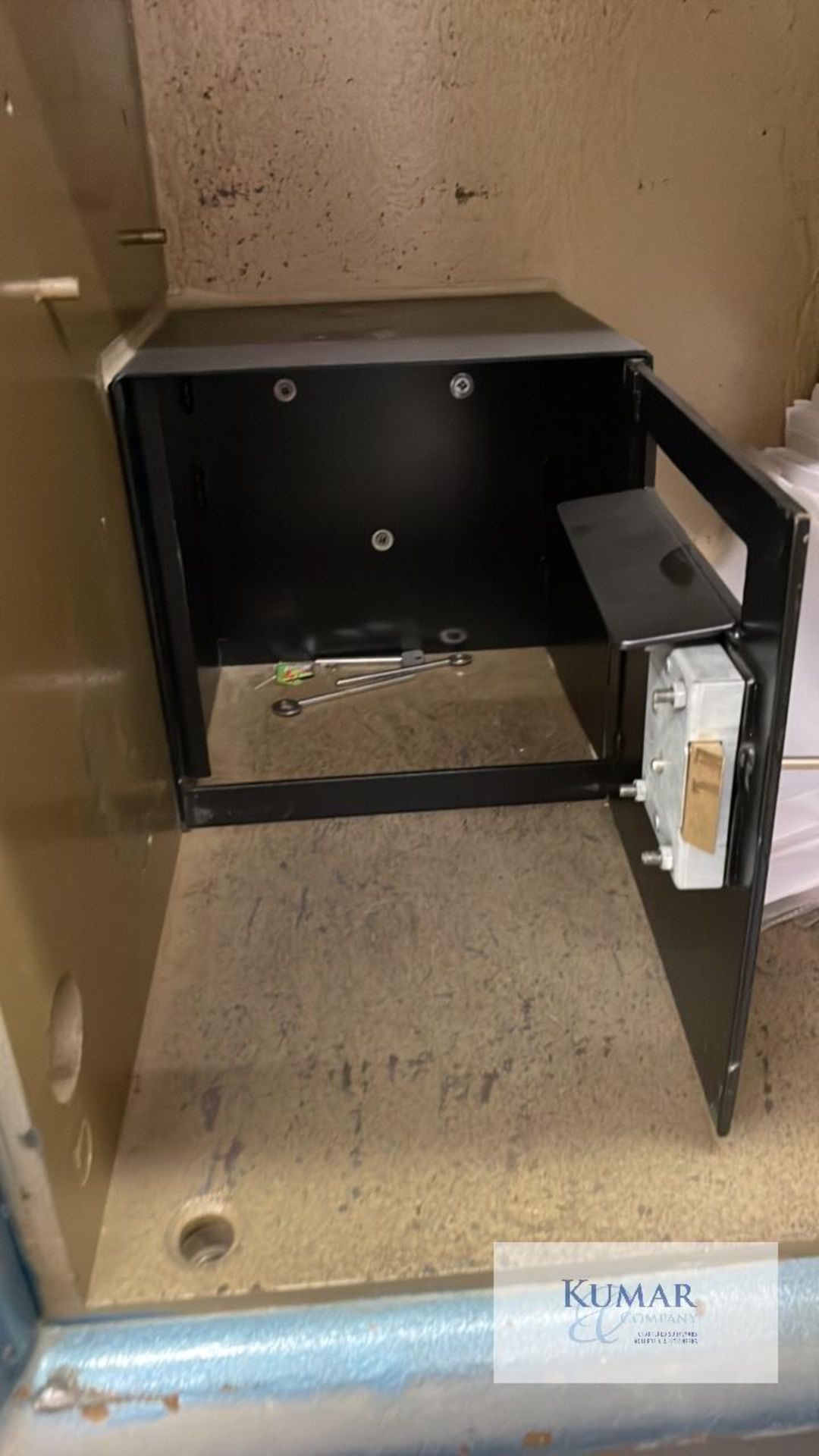 Chubb safe with Key 24” wide x 30” high x 24” deep With Internal Lockable Storage Box with Keys - Image 4 of 5