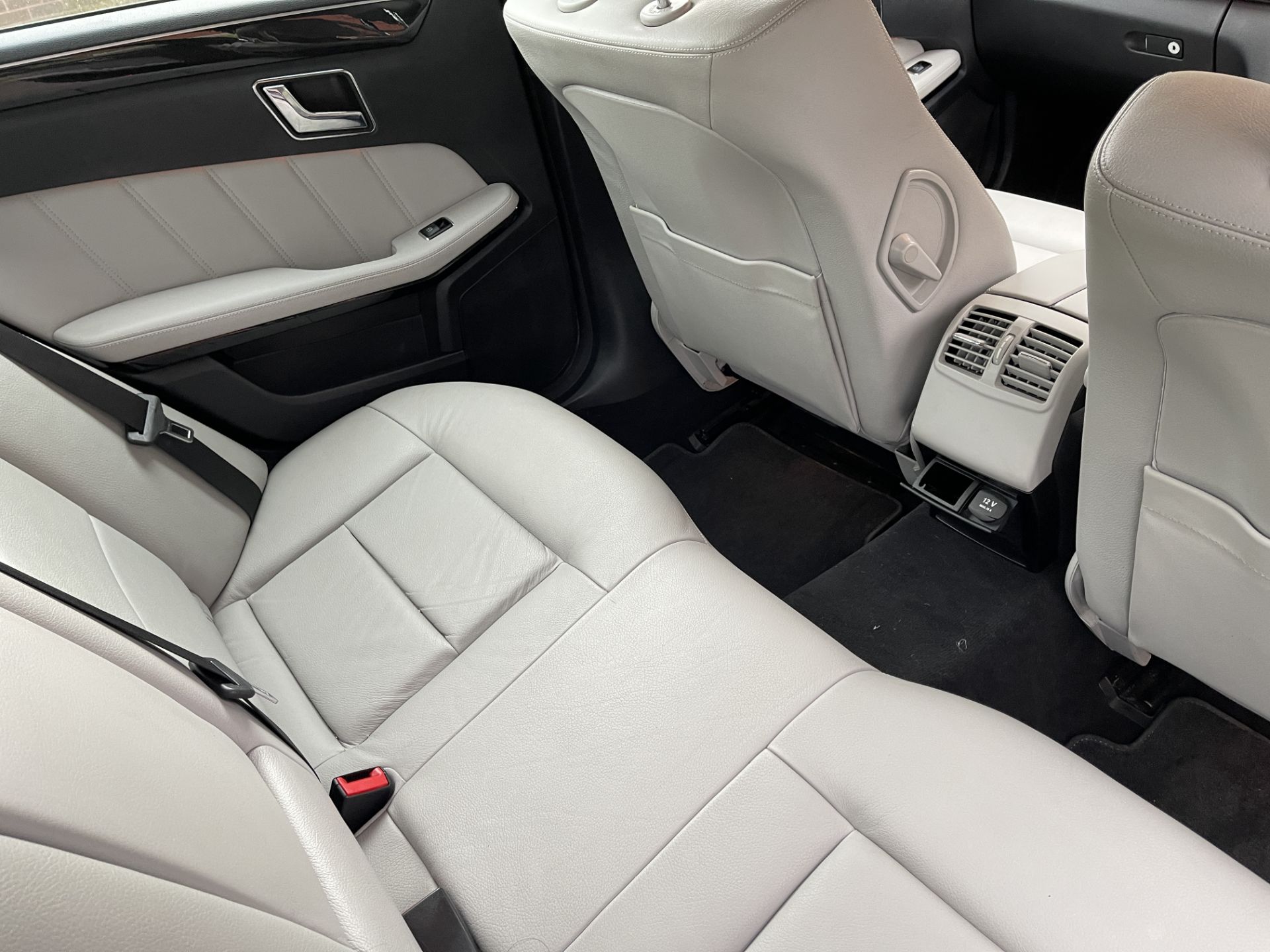 2011 - Mercedes Benz E220 CDI Avantgarde Automatic Saloon - Image 16 of 38