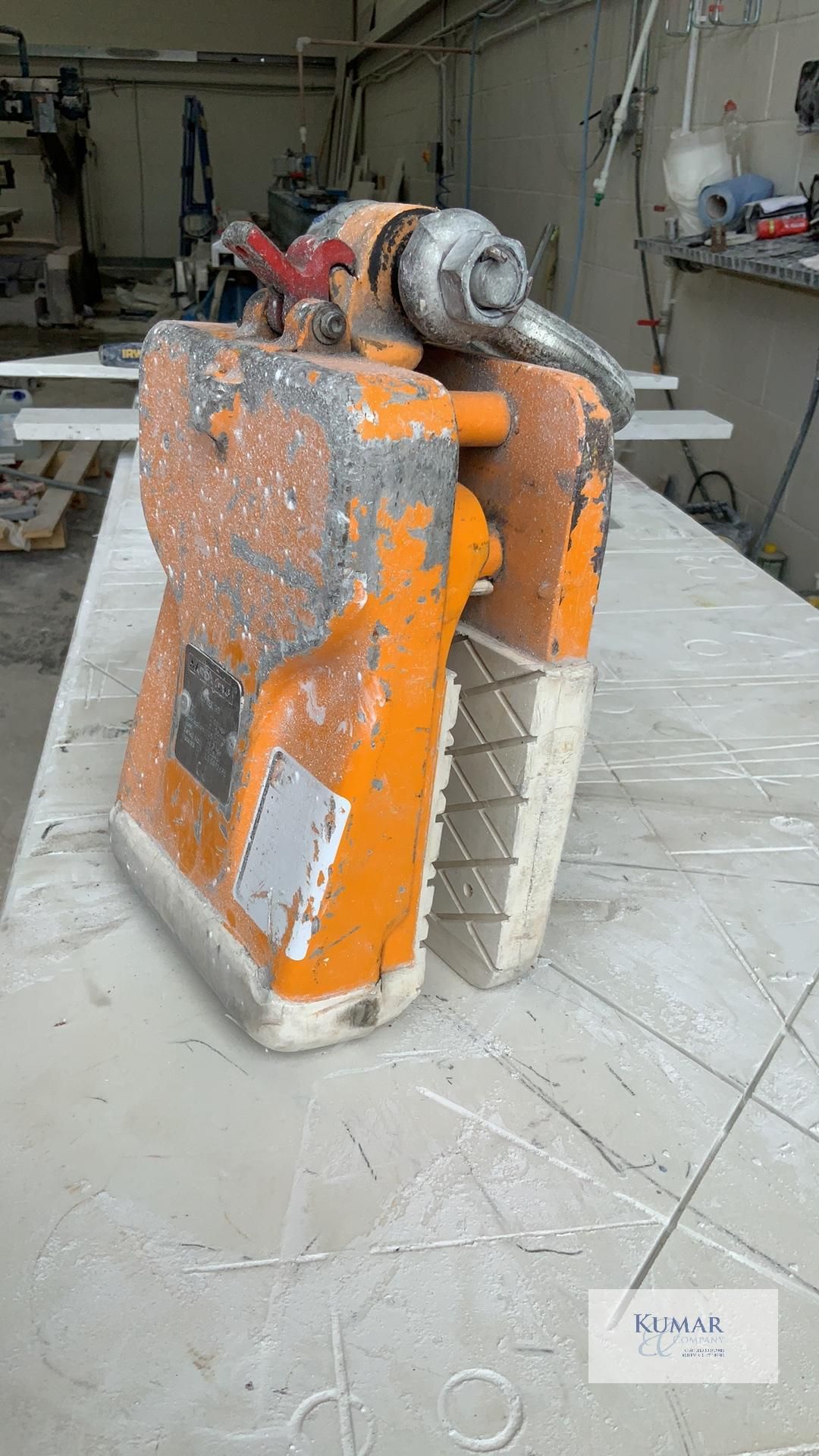 Aardwolf Lifter 30, Slab Lifting Clamp for Granite/Stone, 1200 Kg Capacity 0- 30mm. - Image 3 of 6