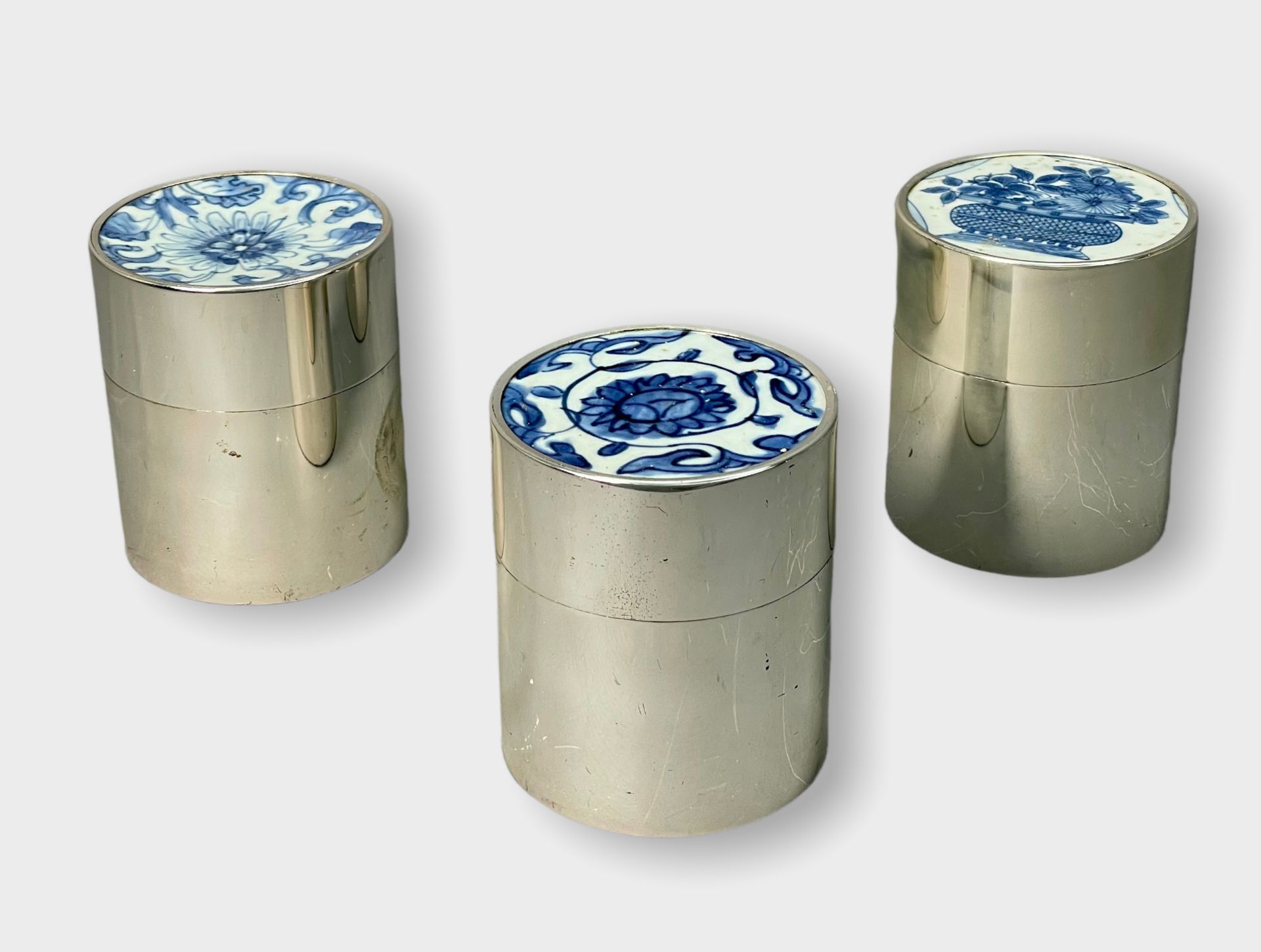 Drei Dosen mit chinesischer Keramik