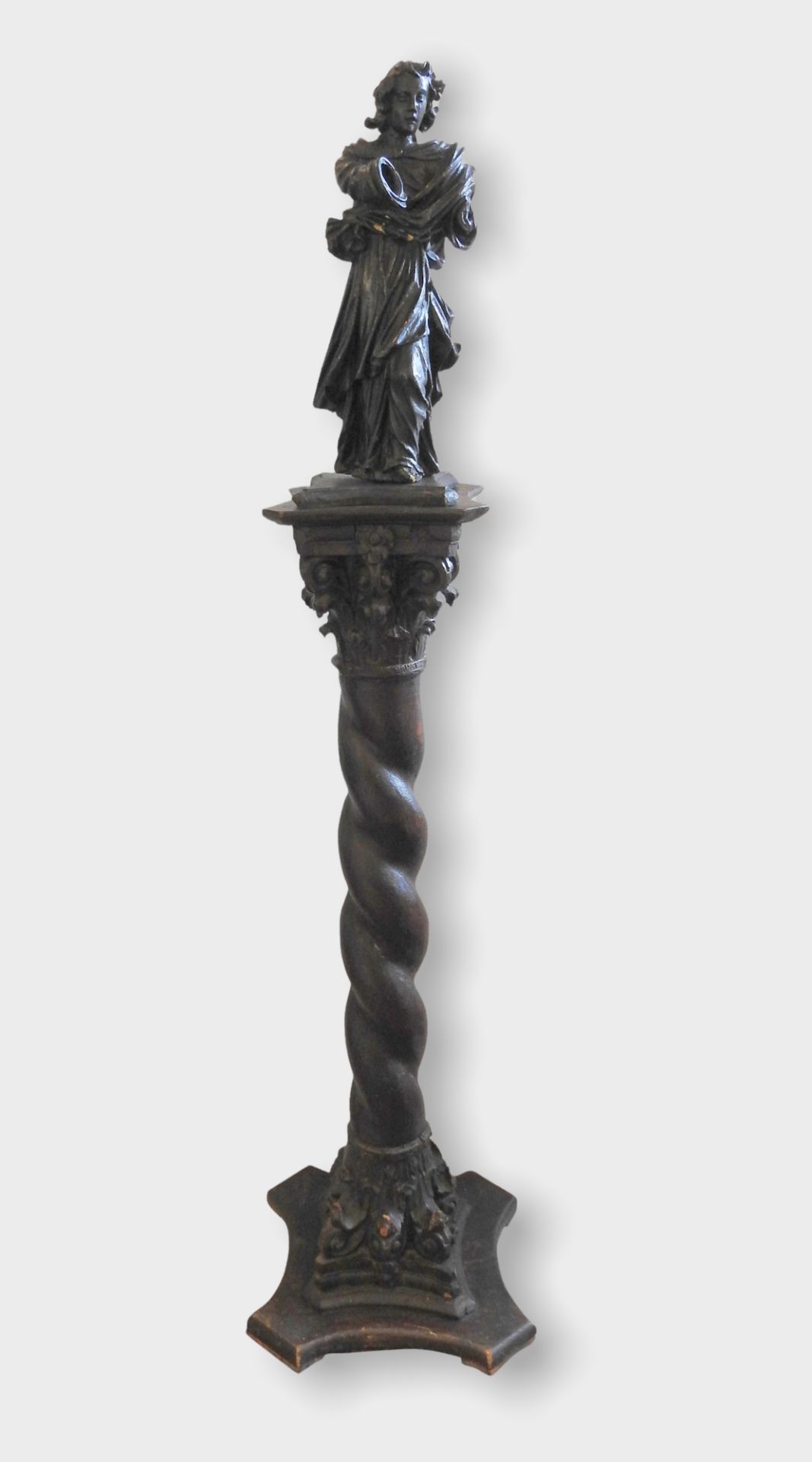 Heiligenfigur auf einer Säule