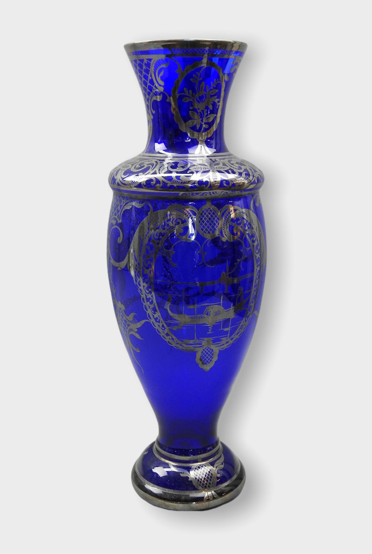 Kobaltblaue Vase mit feinen Verzierungen