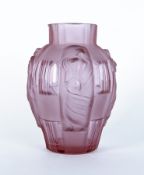 Glasmanufaktur des Art Deco:  Vase mit antikisierenden Figuren