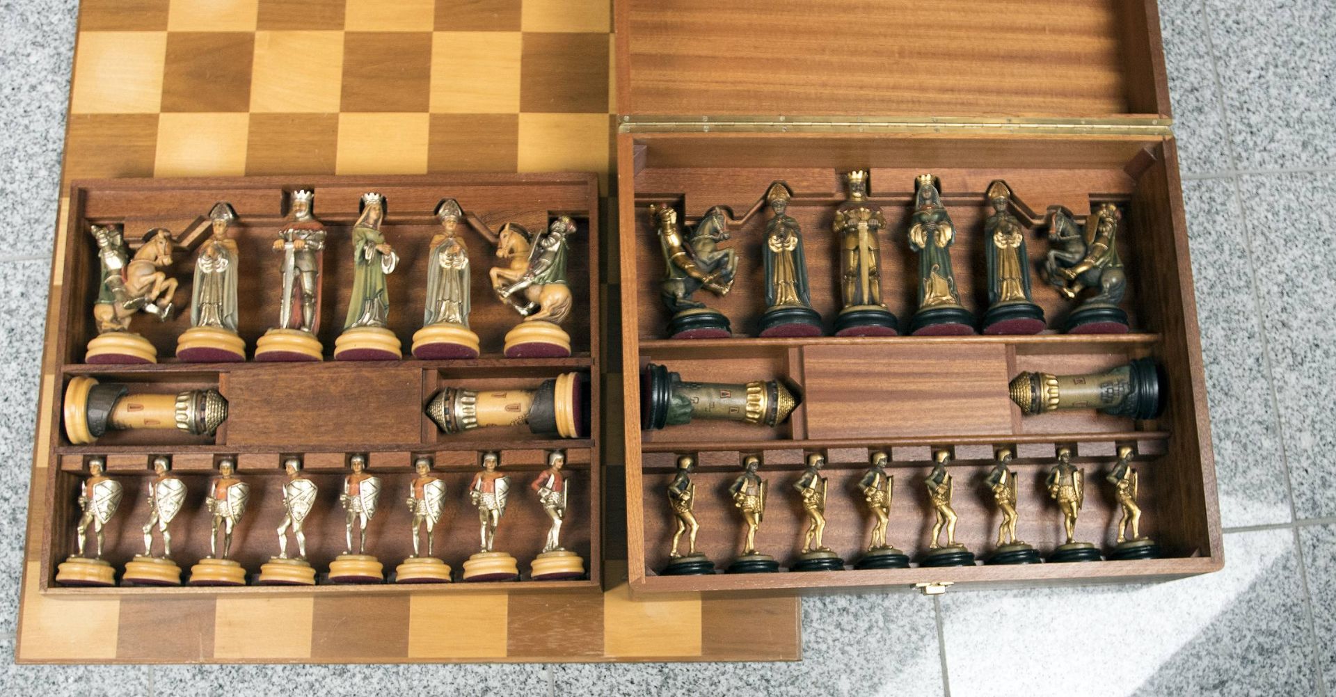 Alois Obermayer: Schachspiel mit Figuren in mittelalterlichen Gewändern