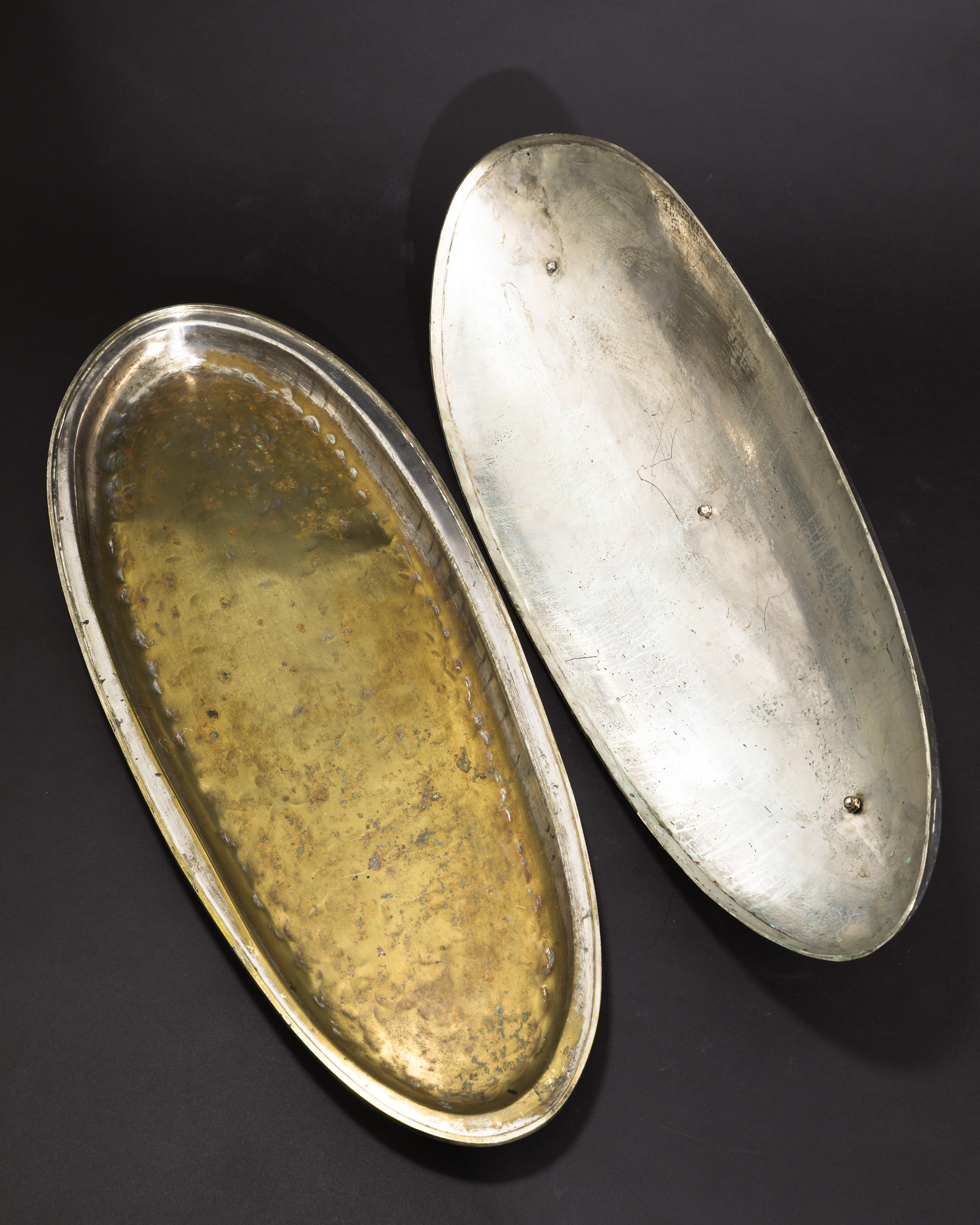 Franco Lapini, Large oval serving bowl with lid. Brass, silver-plated. Hand-hammered - Image 4 of 5