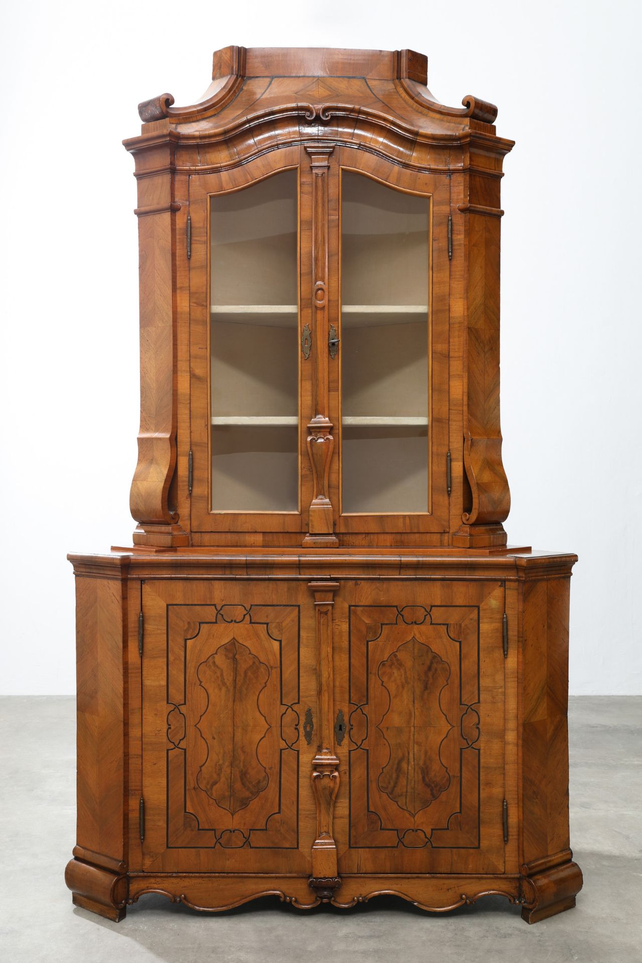 Rokoko Corner Cabinet with inlaid decoration