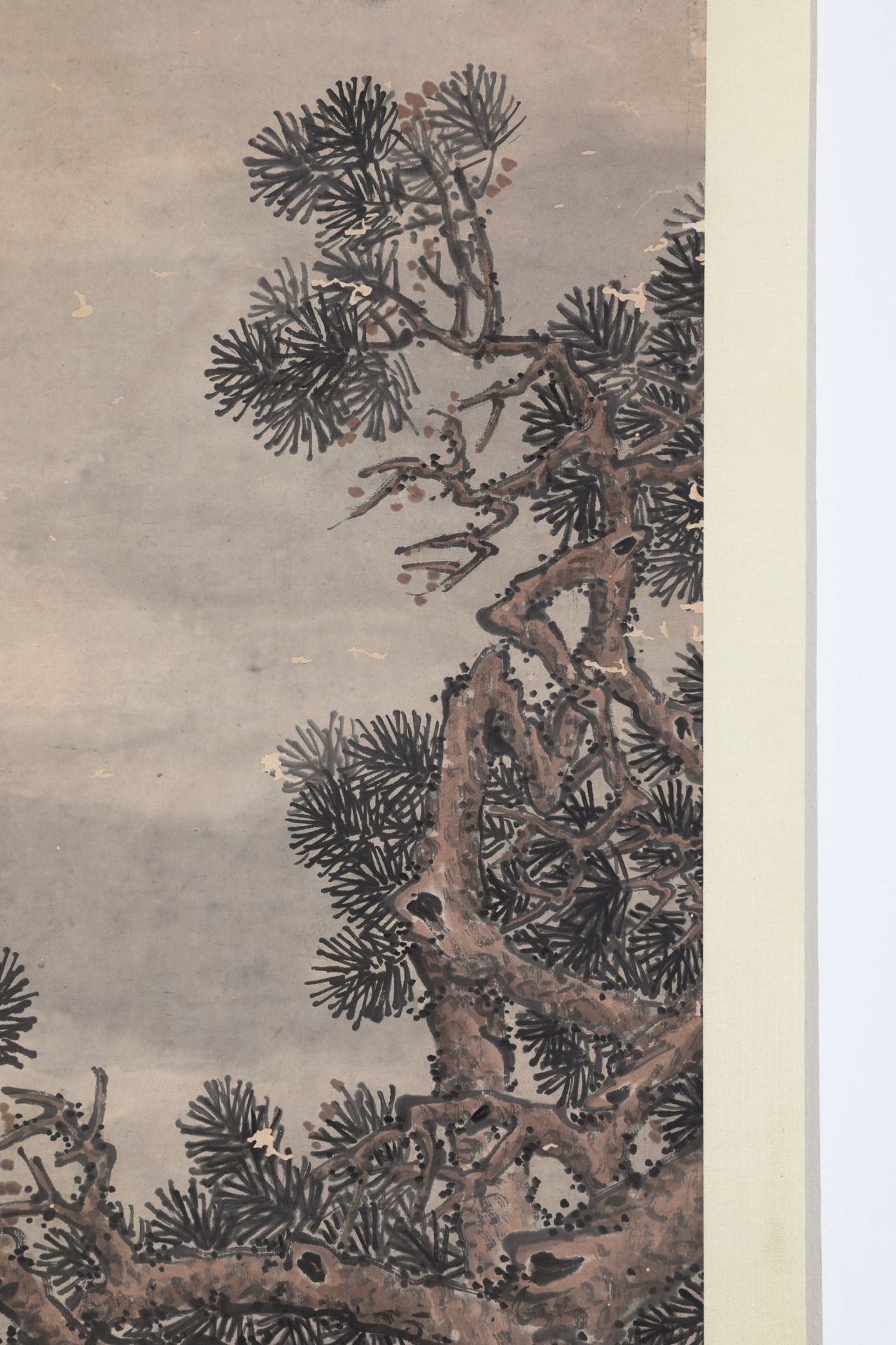 Chinese scroll painting with figures, pine tree and landscape - Bild 4 aus 8