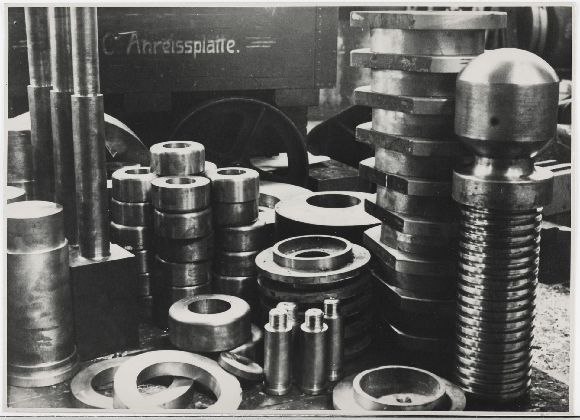 Albert Renger-Patzsch*, photograph, Industrie-Produkt, aus der Drehbank