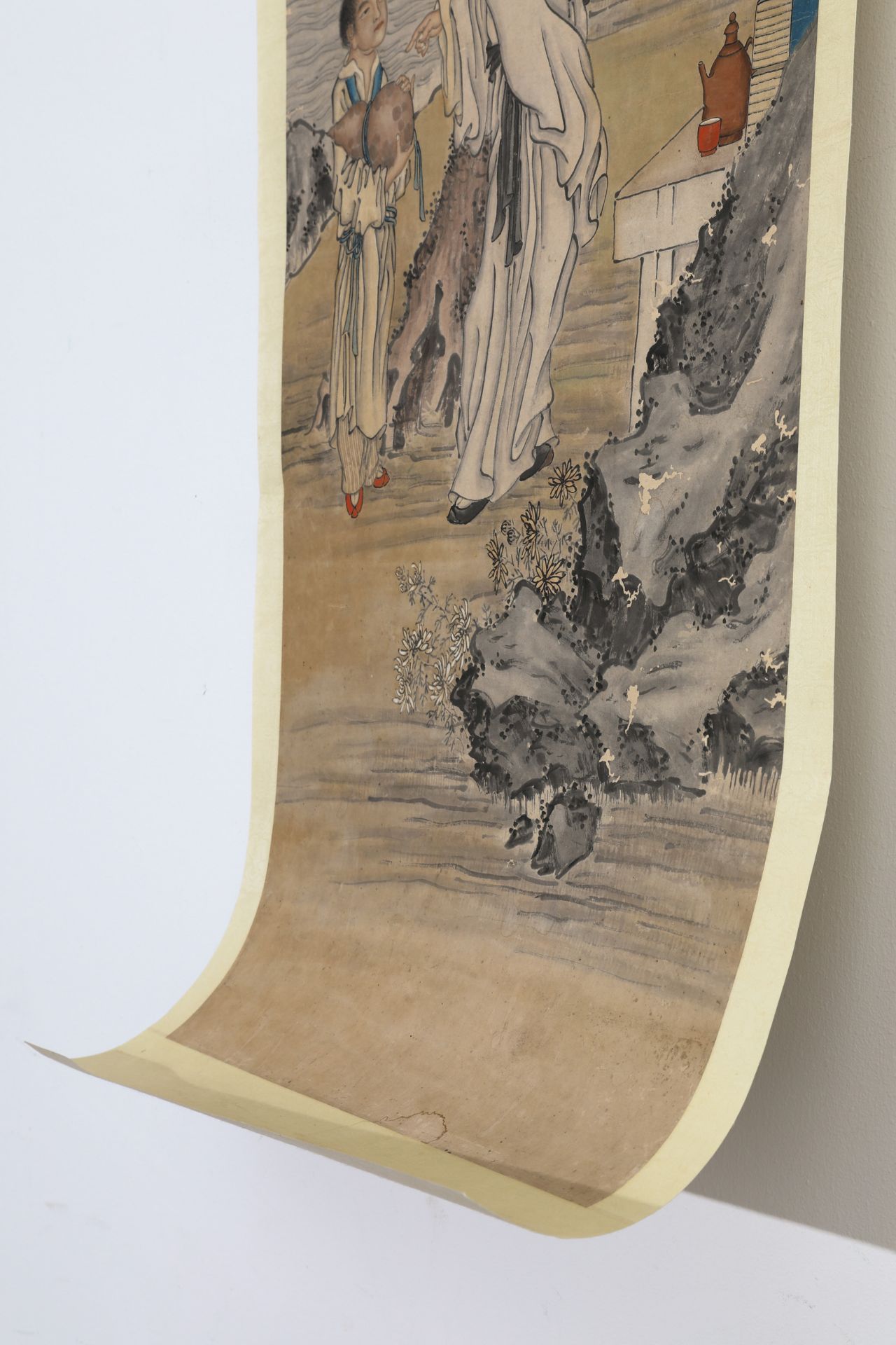 Chinese scroll painting with figures, pine tree and landscape - Bild 7 aus 8