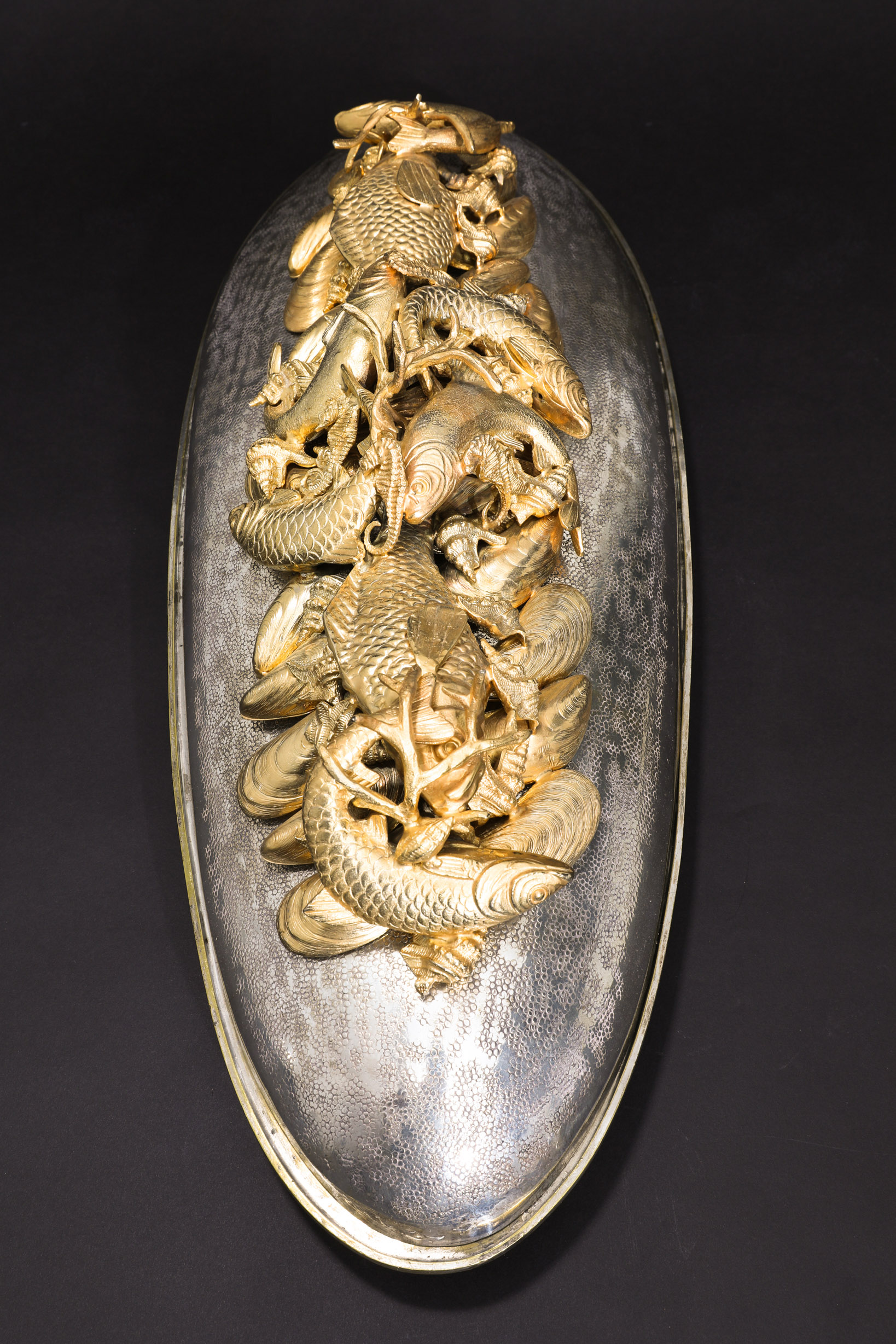 Franco Lapini, Large oval serving bowl with lid. Brass, silver-plated. Hand-hammered - Image 2 of 5