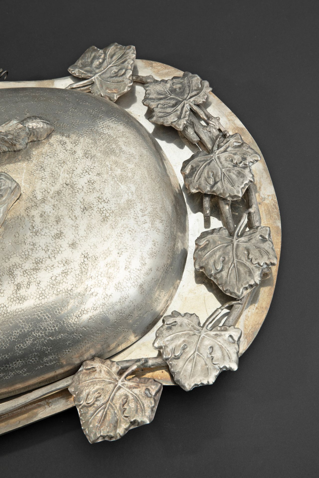 Franco Lapini, Große ovale Servierschale mit Lamm, Messing versilbert, handgehämmert - Bild 4 aus 5