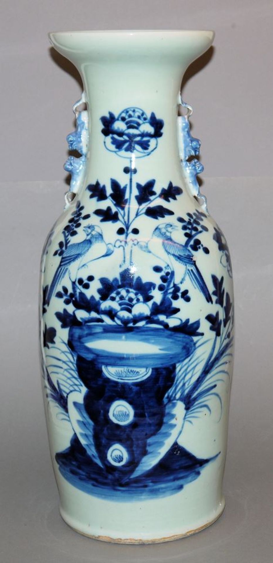 Große Blauweiß-Vase mit Seladonfond, China 19./20. Jh.