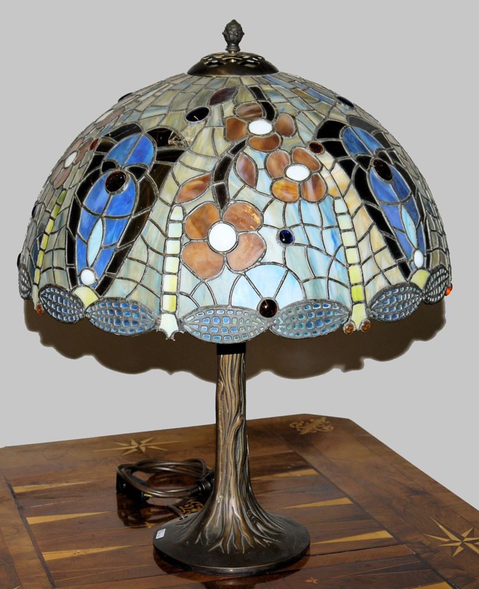 Tischlampe im Tiffany-Stil mit Libellen