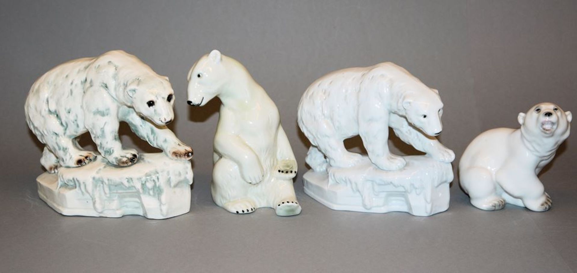 Vier Porzellanplastiken, zwei schreitende u. zwei sitzende Eisbären, Sitzendorf, Walter & Apel u. L