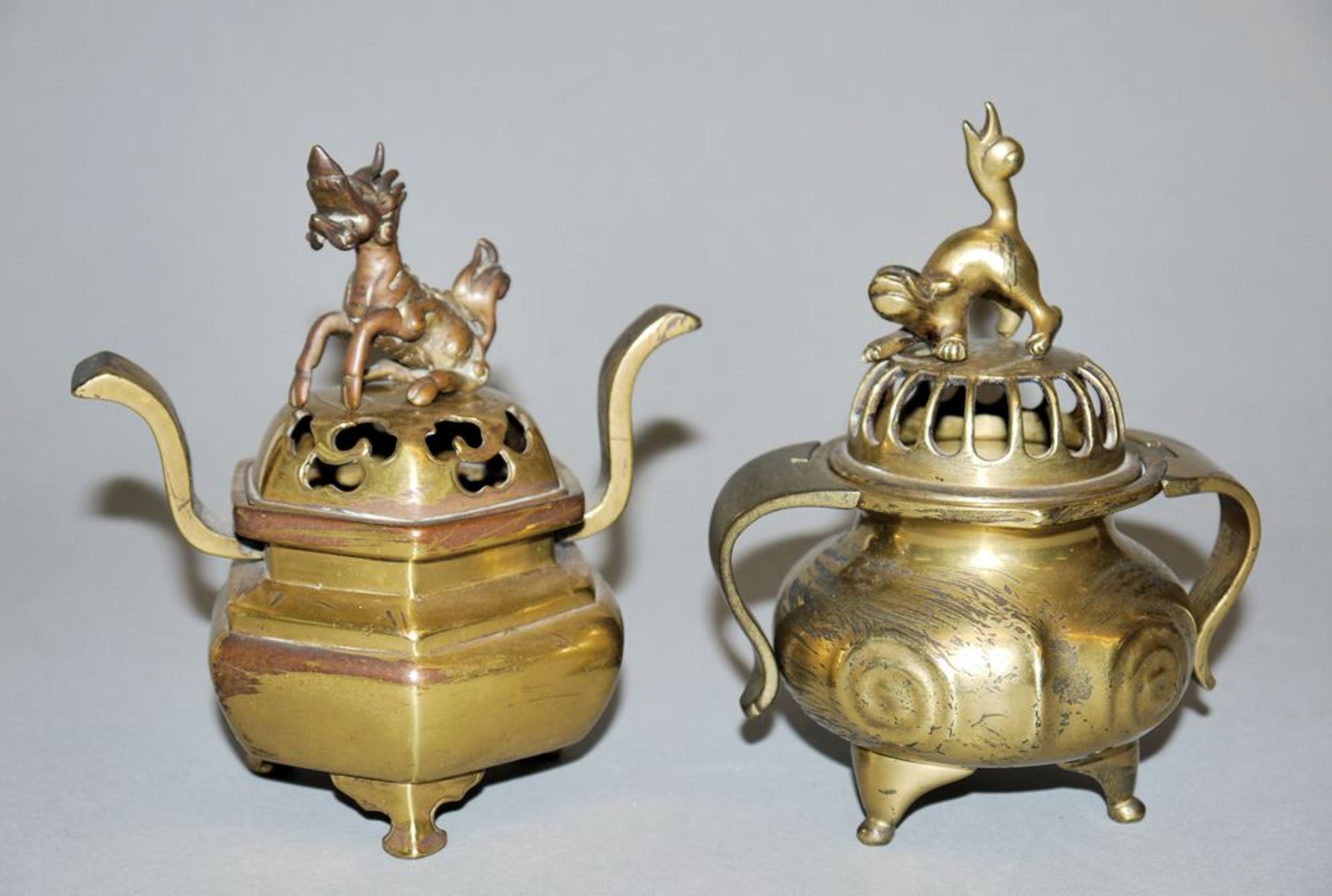 Zwei kleine Weihrauchgefäße aus goldfarbener Bronze, späte Qing-Zeit, China 19. Jh.