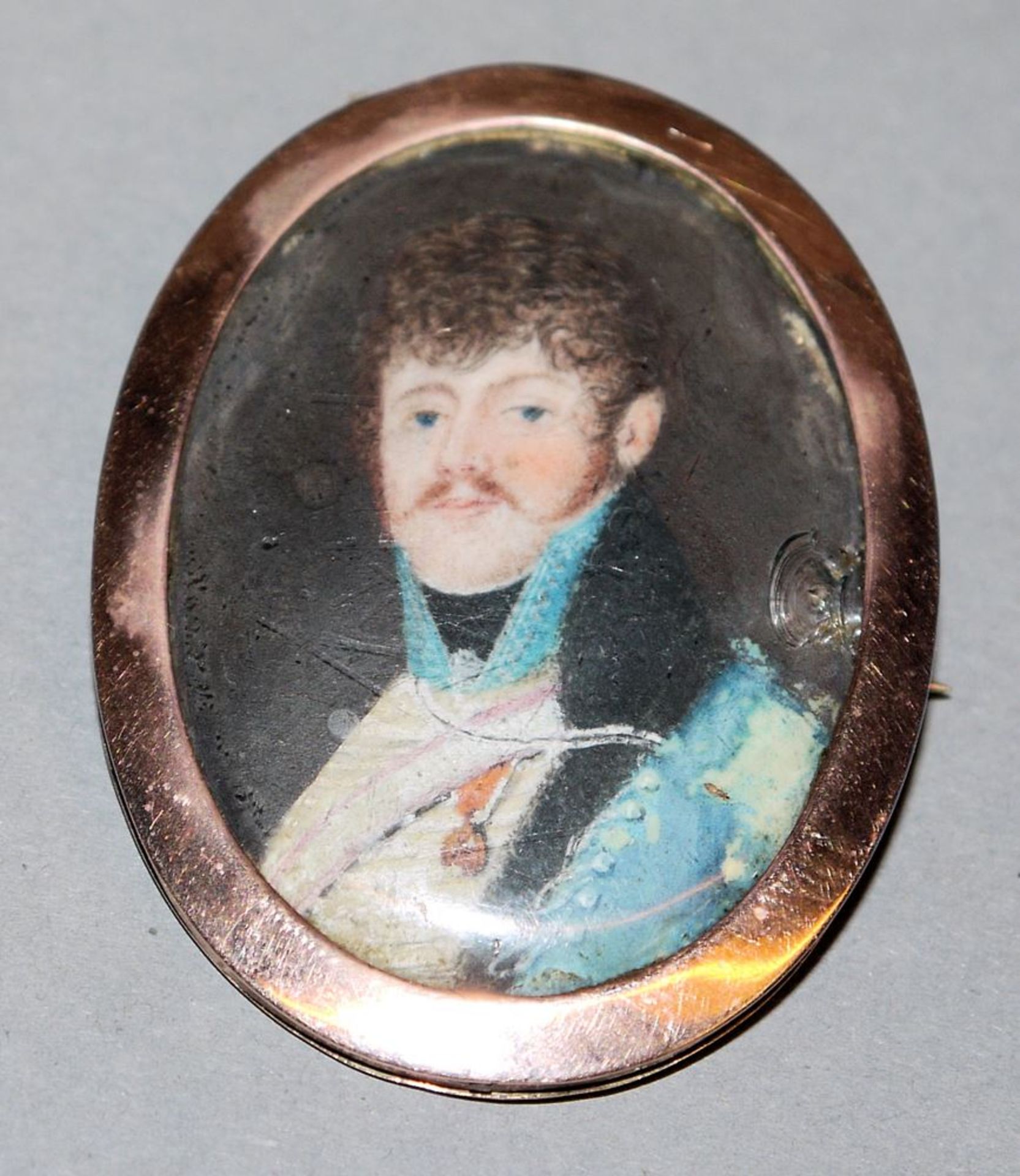 Biedermeier-Brosche mit Elfenbein-Miniatur und Haarlocke, Gold um 1830/40