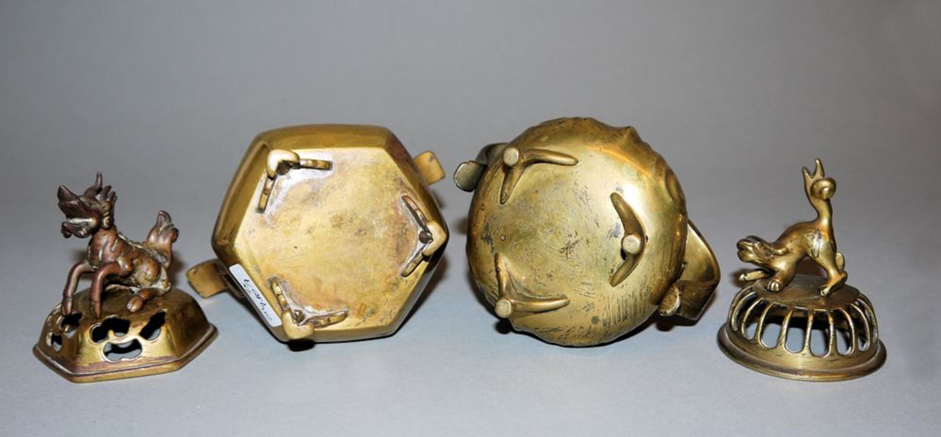 Zwei kleine Weihrauchgefäße aus goldfarbener Bronze, späte Qing-Zeit, China 19. Jh. - Image 2 of 2