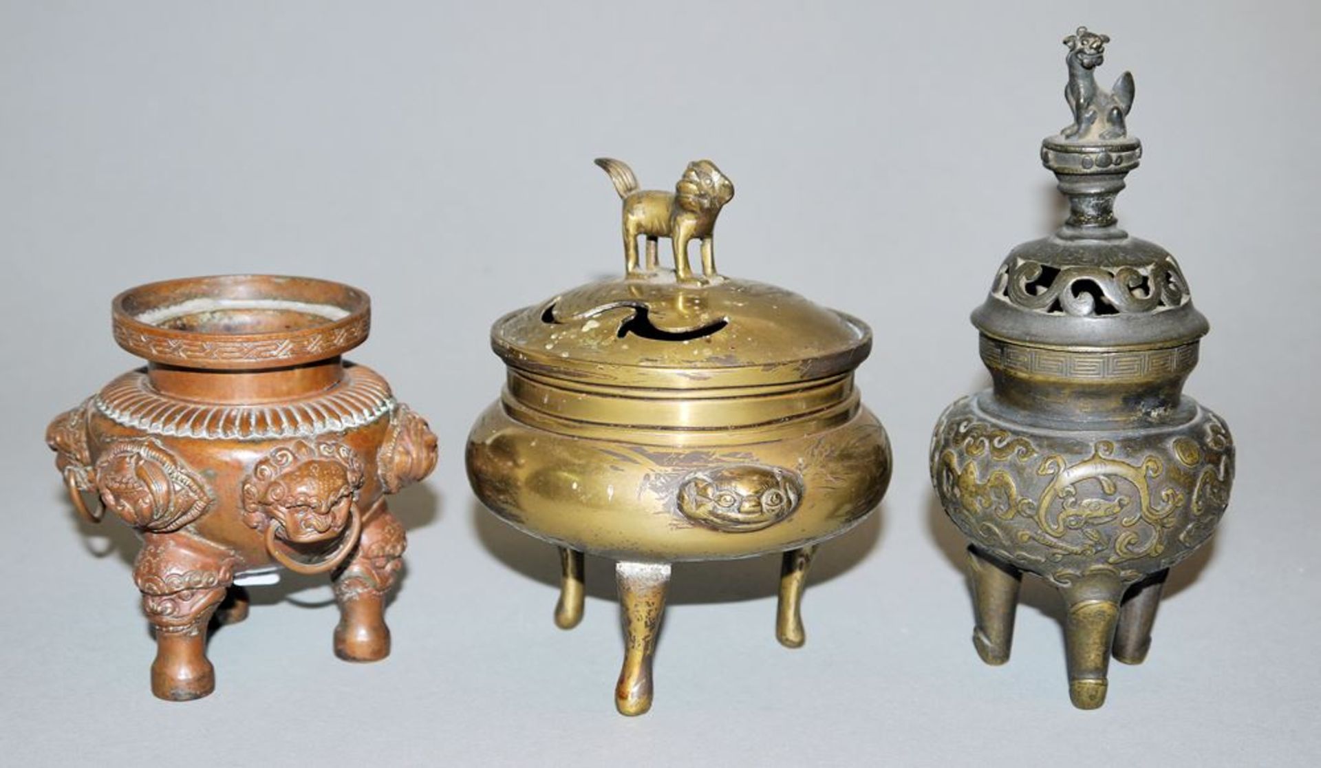 Drei kleine Weihrauchbrenner aus Bronze, China 19./20. Jh.