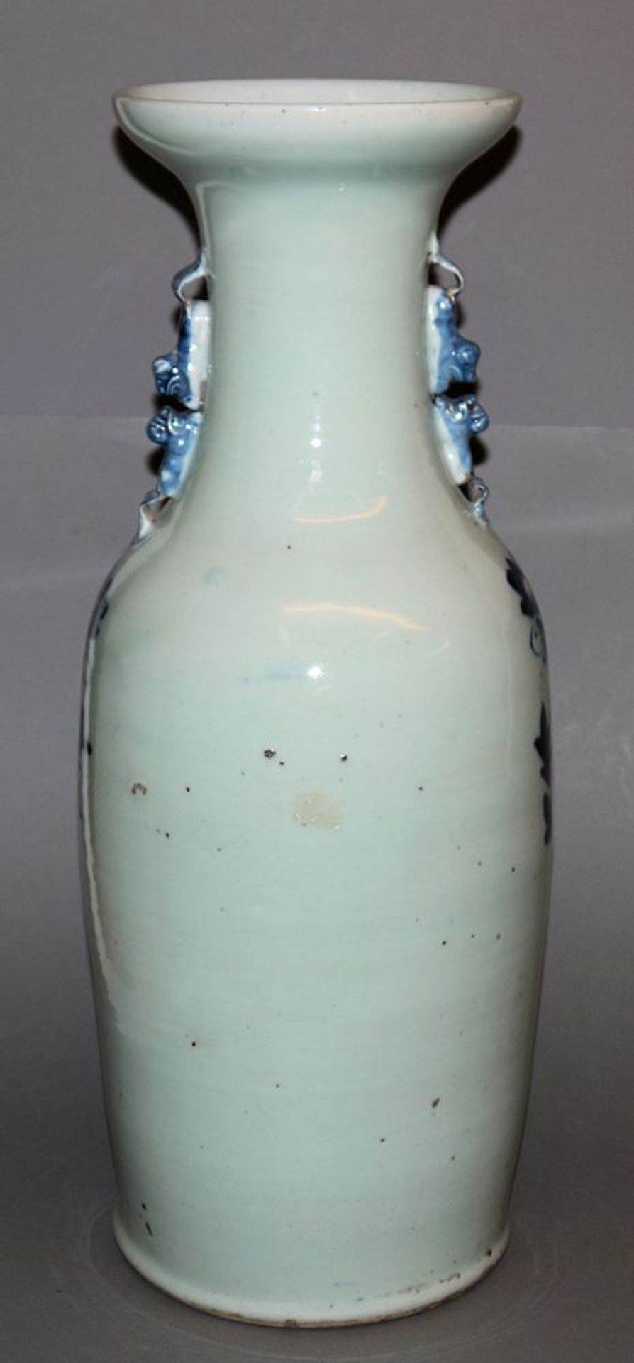 Große Blauweiß-Vase mit Seladonfond, China 19./20. Jh. - Image 2 of 3