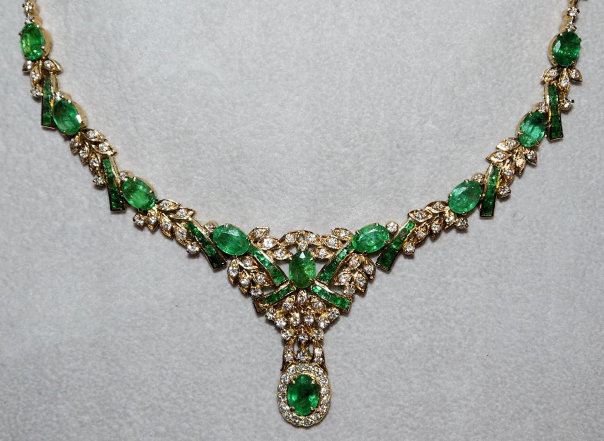 Prächtiges Smaragd-Collier mit Brillanten und dazu passende Ohrhänger, Gold, Friedrich Binder, Möns - Image 2 of 3