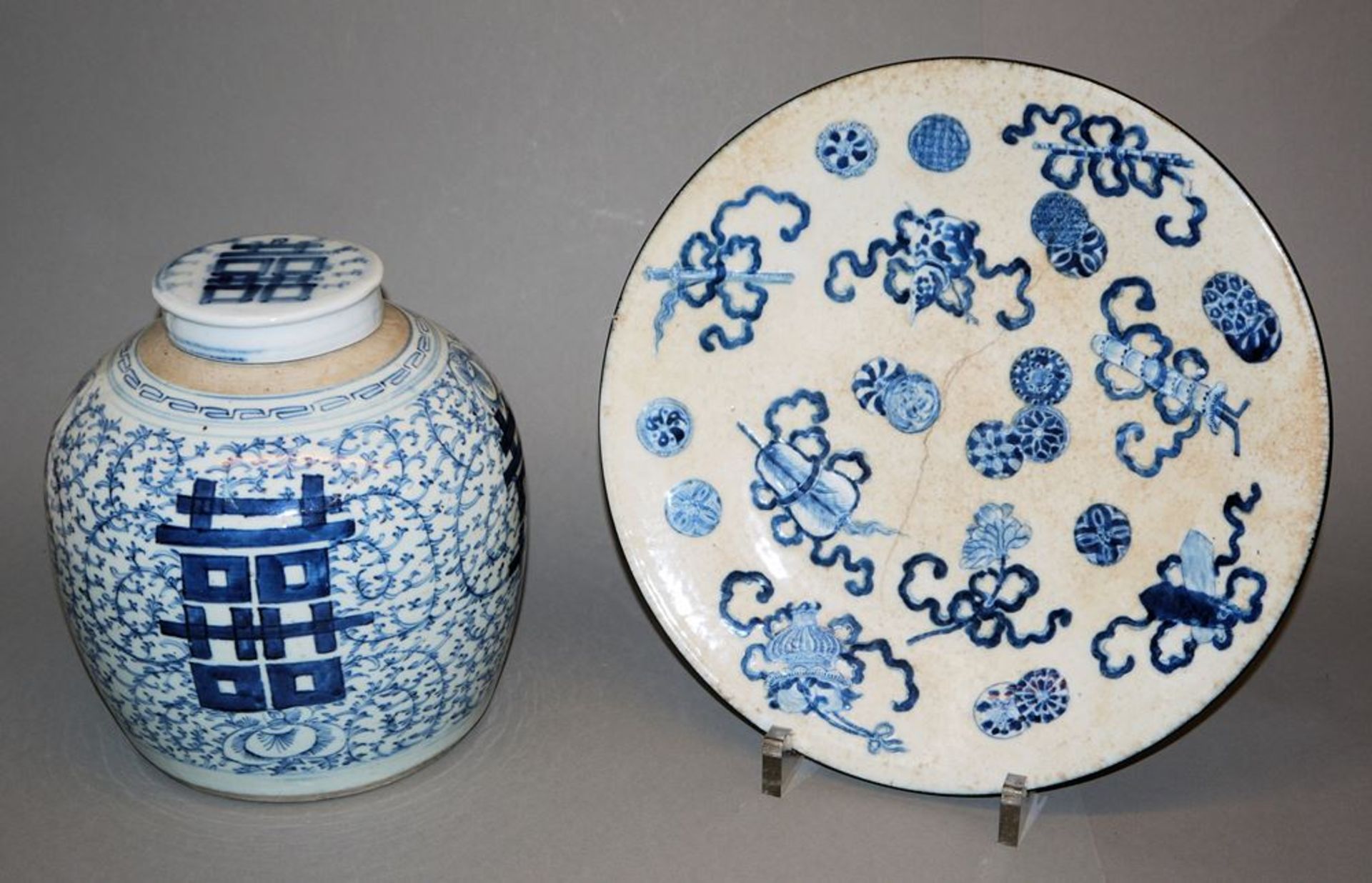 Großer "Hochzeits-Topf" und Blauweiß-Teller der späten Qing-Zeit, China 19. Jh.